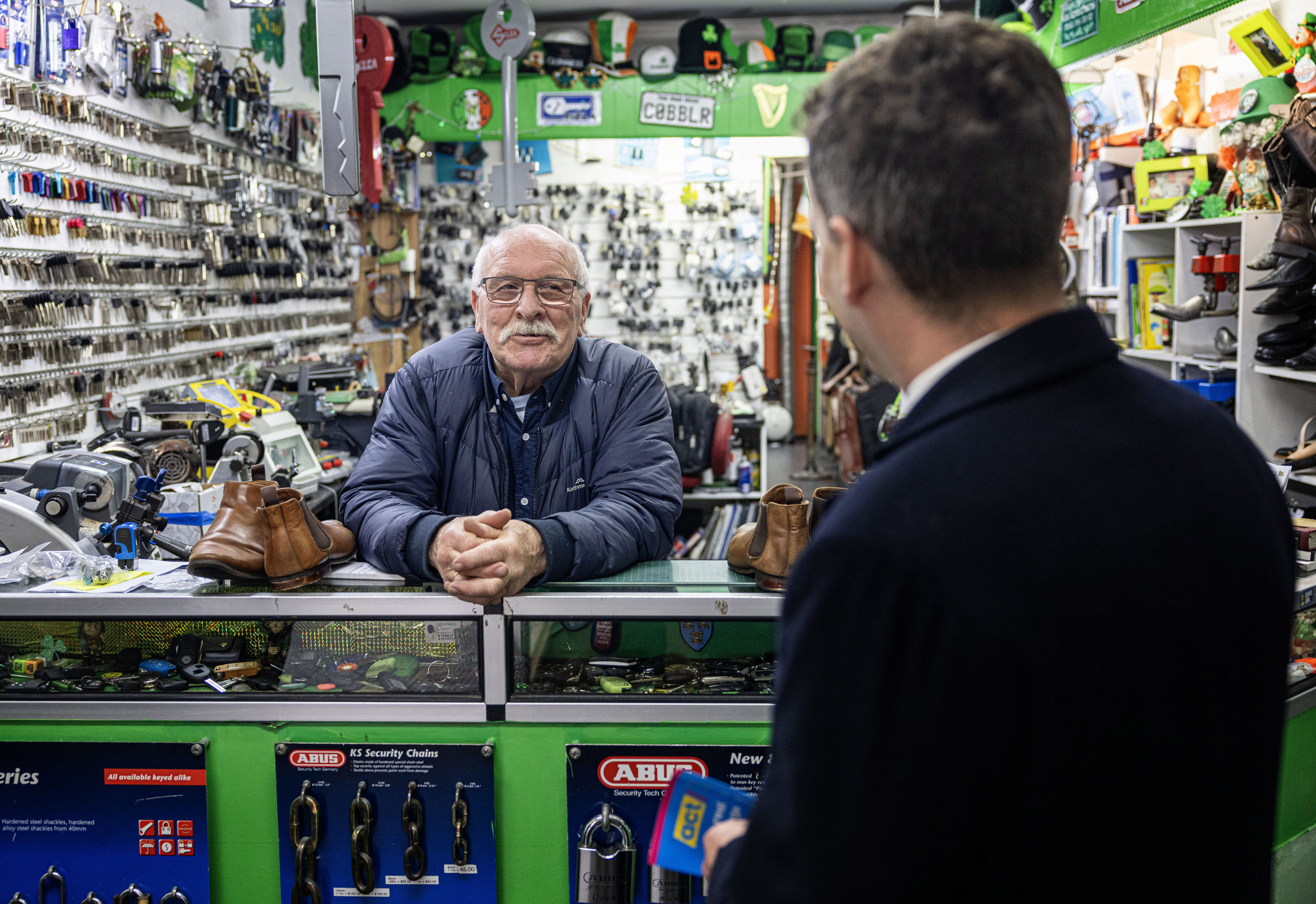 Seymour talking to Des O’Neill, the Mad Irish Keyman. Photo / Mike Scott