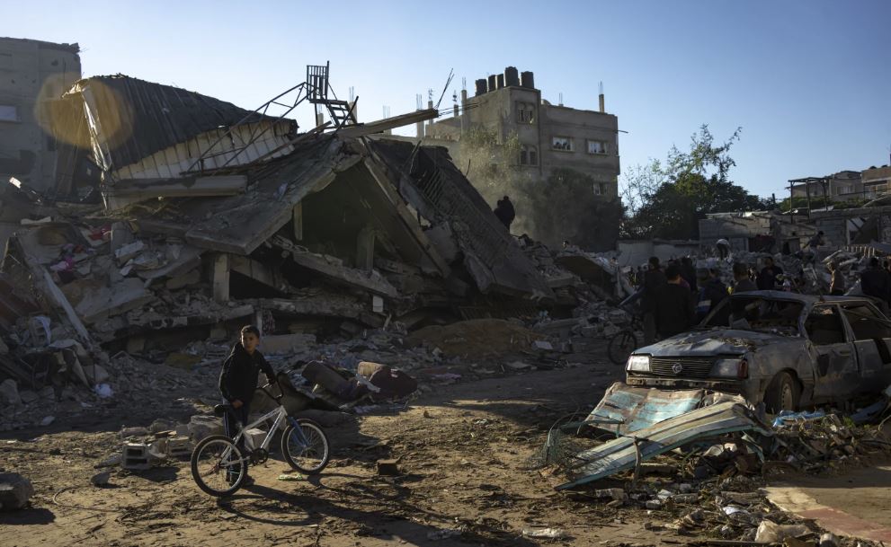 Palestinians search for bodies and survivors in the rubble of a residential building destroyed in an Israeli airstrike, in Rafah. Photo / AP