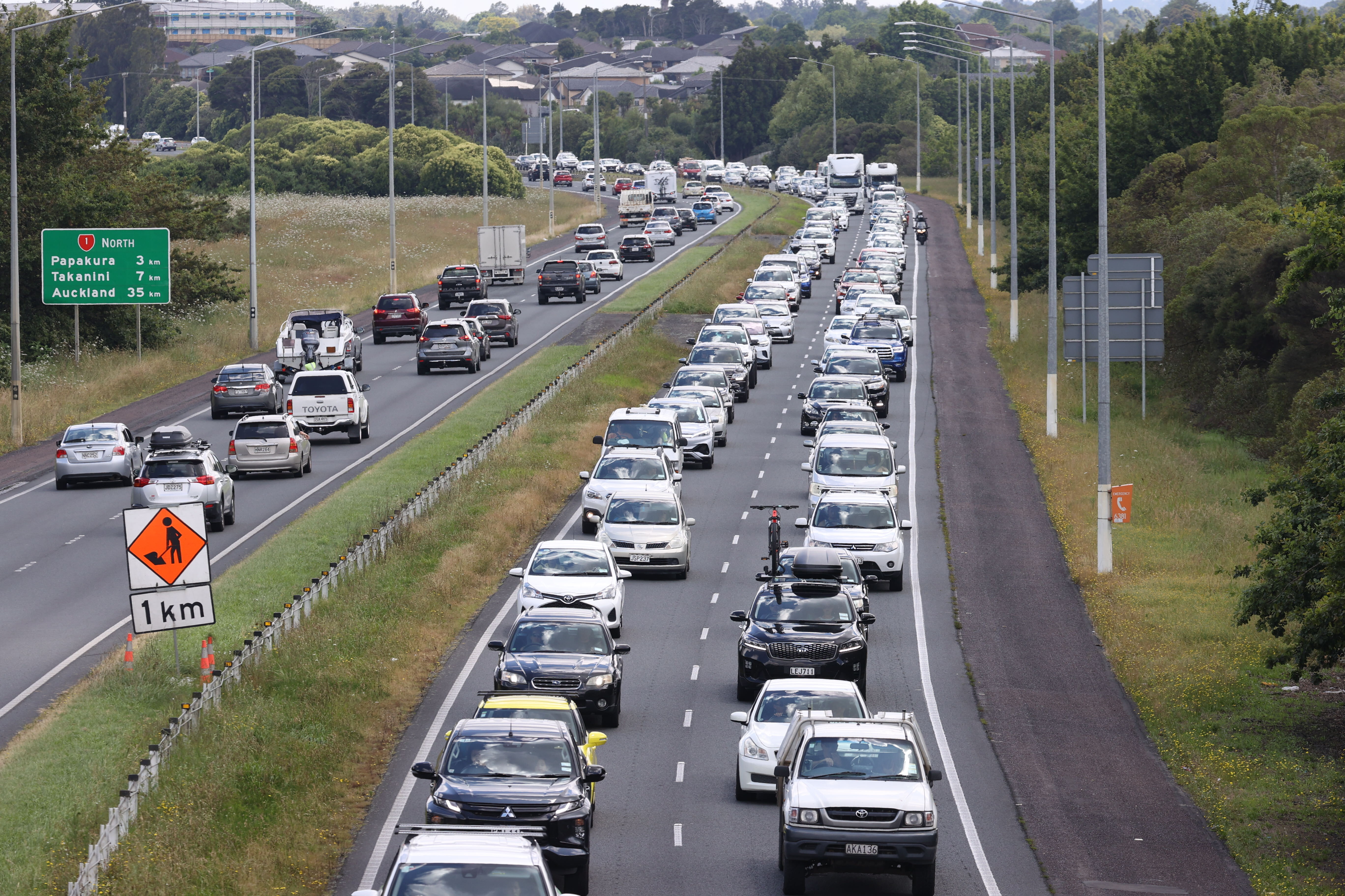 Heavy traffic heading south on Auckland's Southern Motorway at Drury. Photo / Brett Phibbs