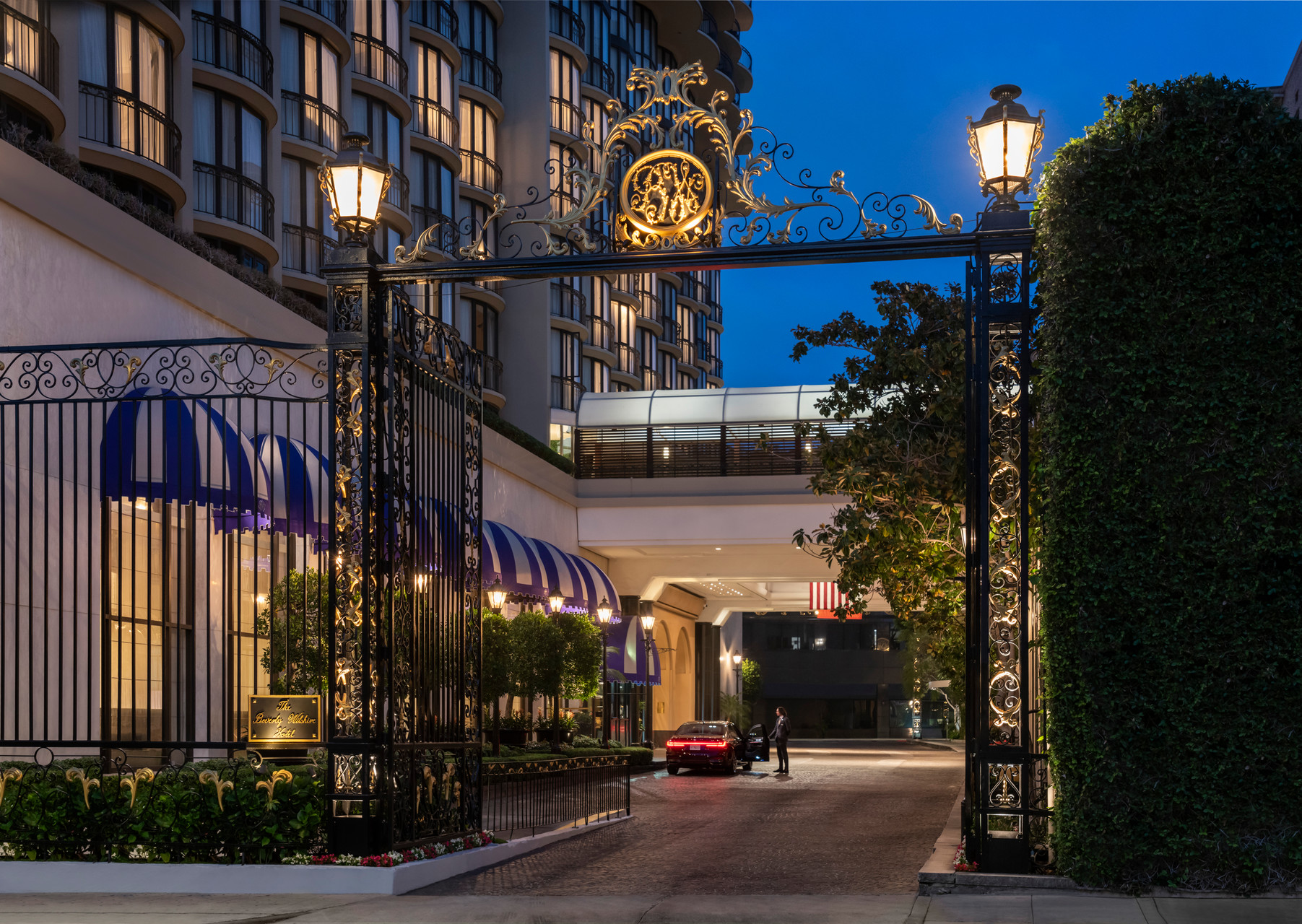 The beautiful Beverly Wilshire by night.