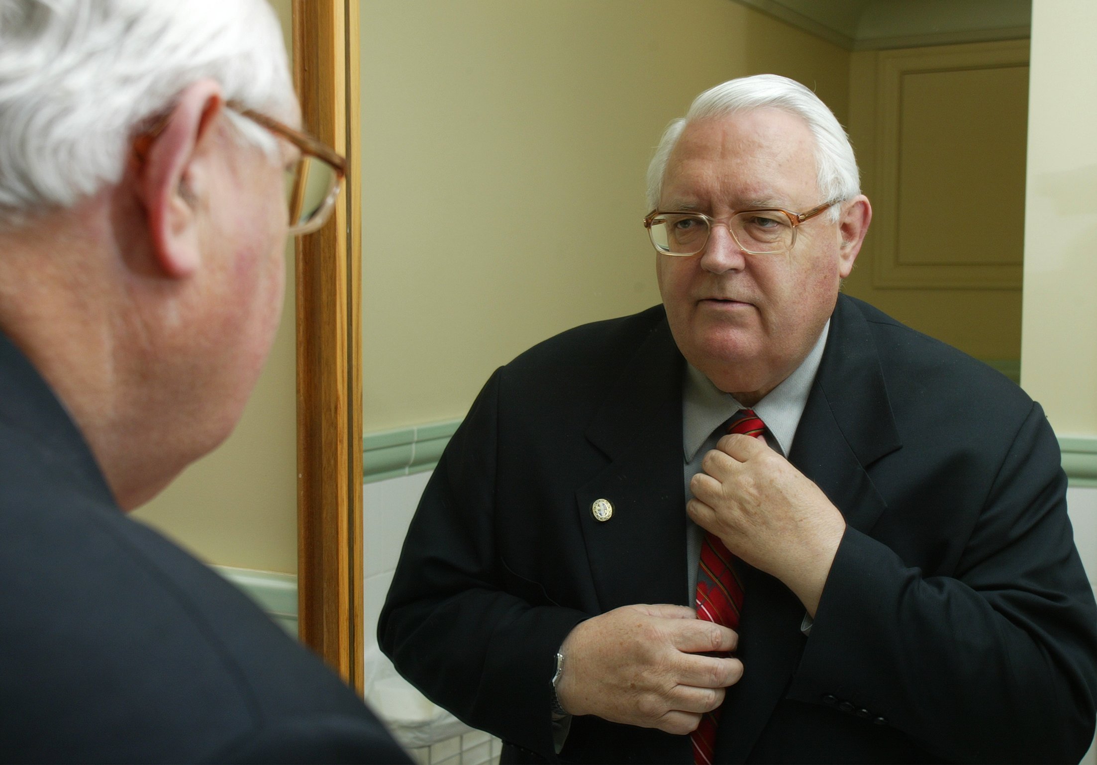 Jonathan Hunt adjusting his tie before his valedictory speech in 2005. Photo / Mark Mitchell