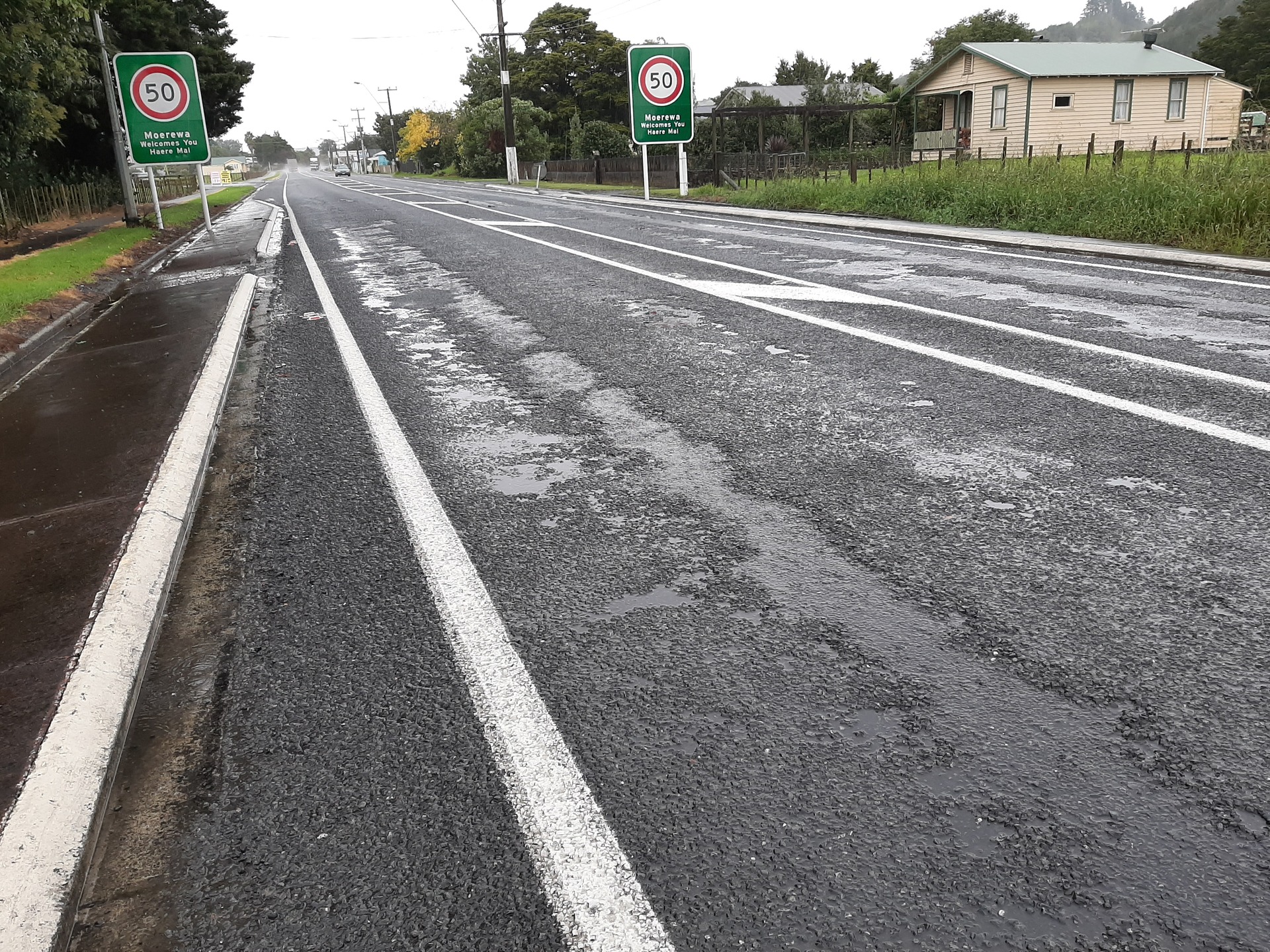 Bare patches of road in Moerewa. Photo / Jenny Ling