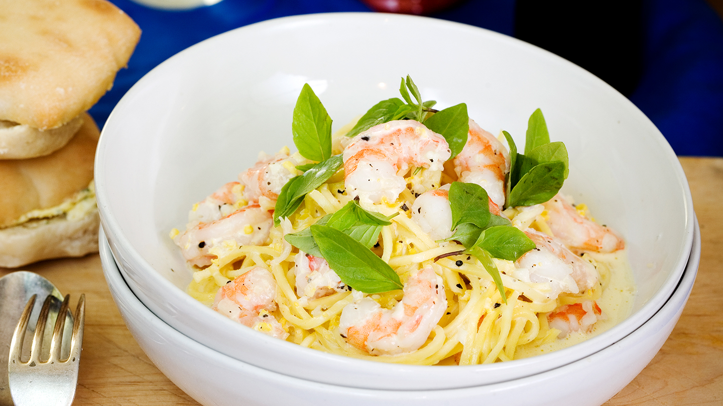 Spaghetti with garlic prawns and lemon cream-image