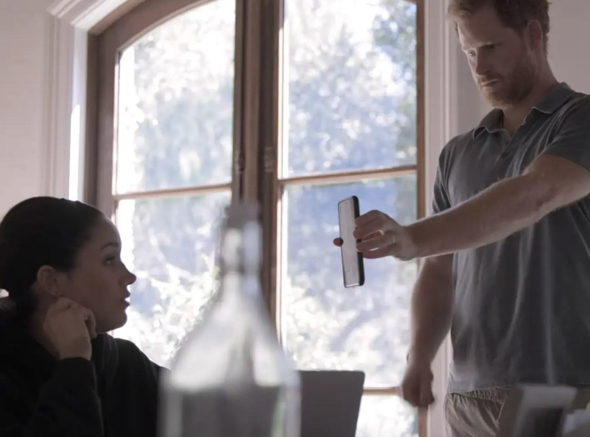 Harry is seen showing Meghan the text from William. Photo / Netflix