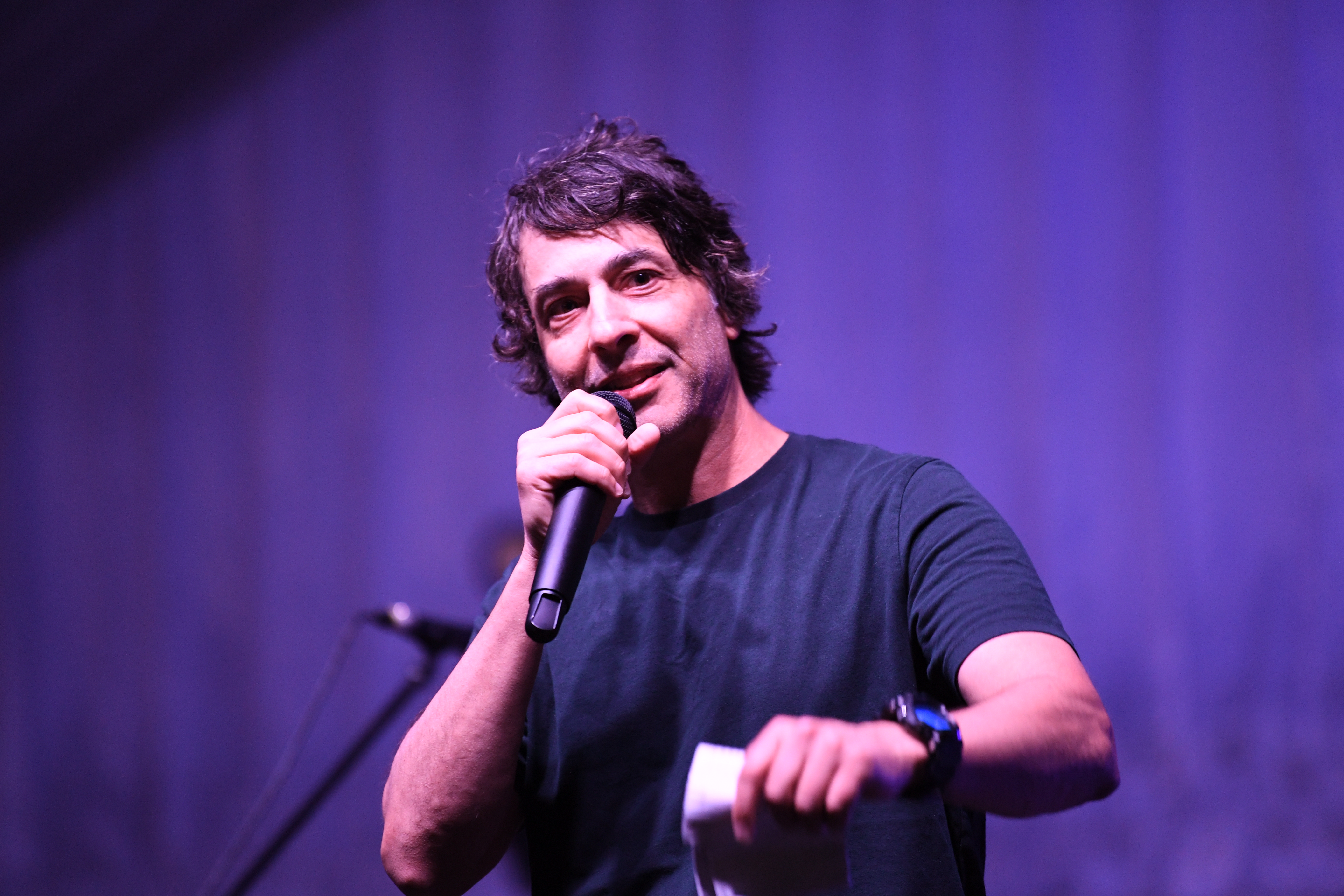 Comedian Arj Barker stopped a recent show in Melbourne to ask a breastfeeding mother and her newborn to leave, later stating that the baby was