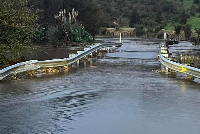 Flooding of Walford Rd, Aongatete. Photo / Monique Wellington