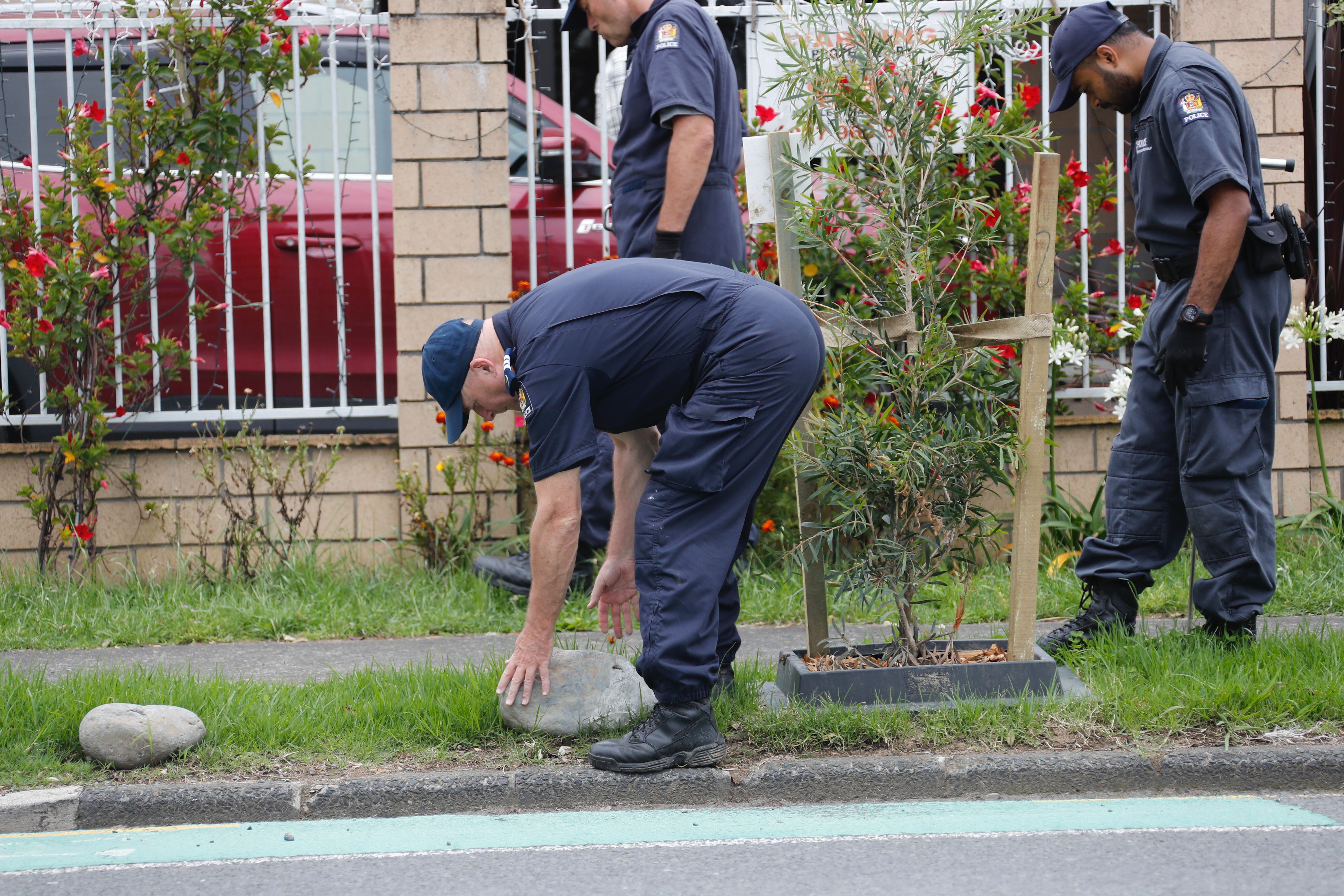 Police searching Edorvale Ave, Manukau. Photo / NZ Herald