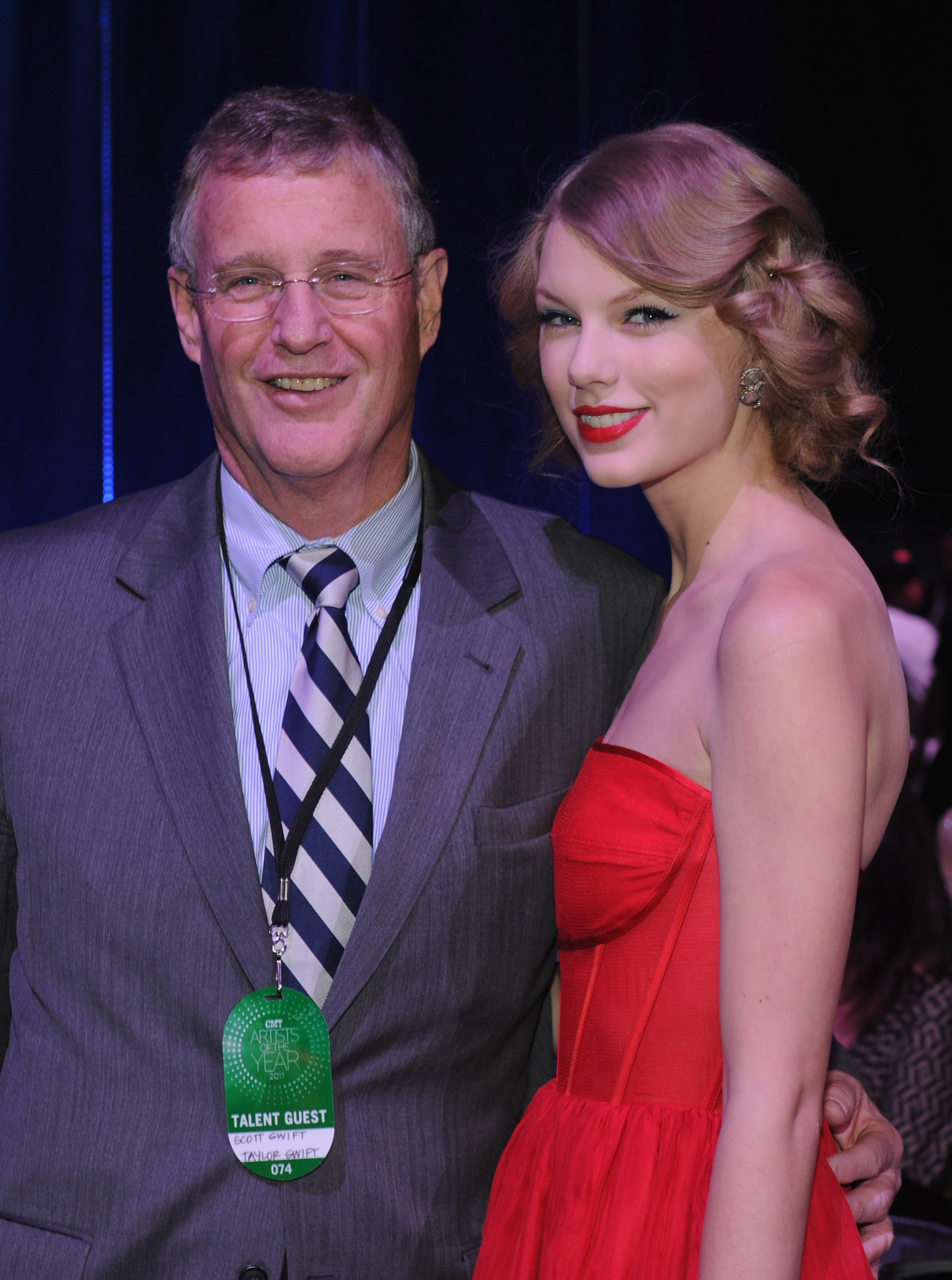 Taylor Swift's dad won't face legal action after allegedly punching  photographer - NZ Herald