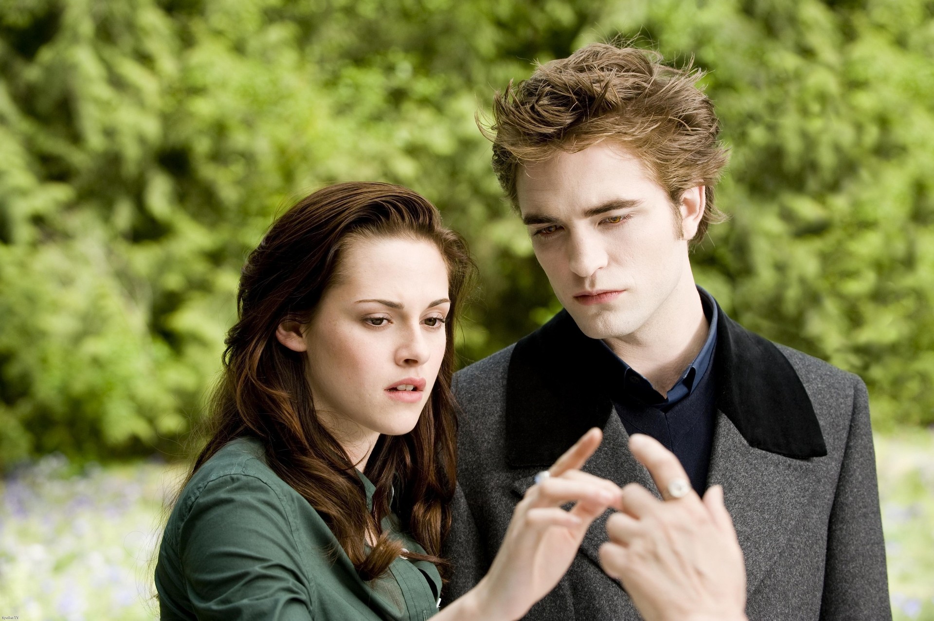 Robert Pattinson and Kristen Stewart in Twilight: The New Moon.