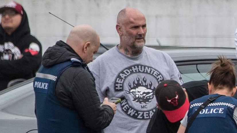 Wayne Doyle speaks to police at 232 Marua Rd as police raid the pad of the Head Hunters East chapter in 2017. Photo / Peter Meecham