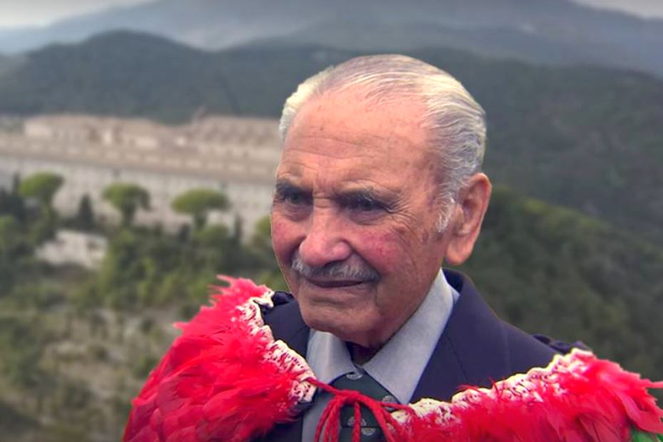 Sir Robert (Bom) Gillies, pictured honouring ancestors and comrades who fell at Cassino. Photo / Whakaata Maori