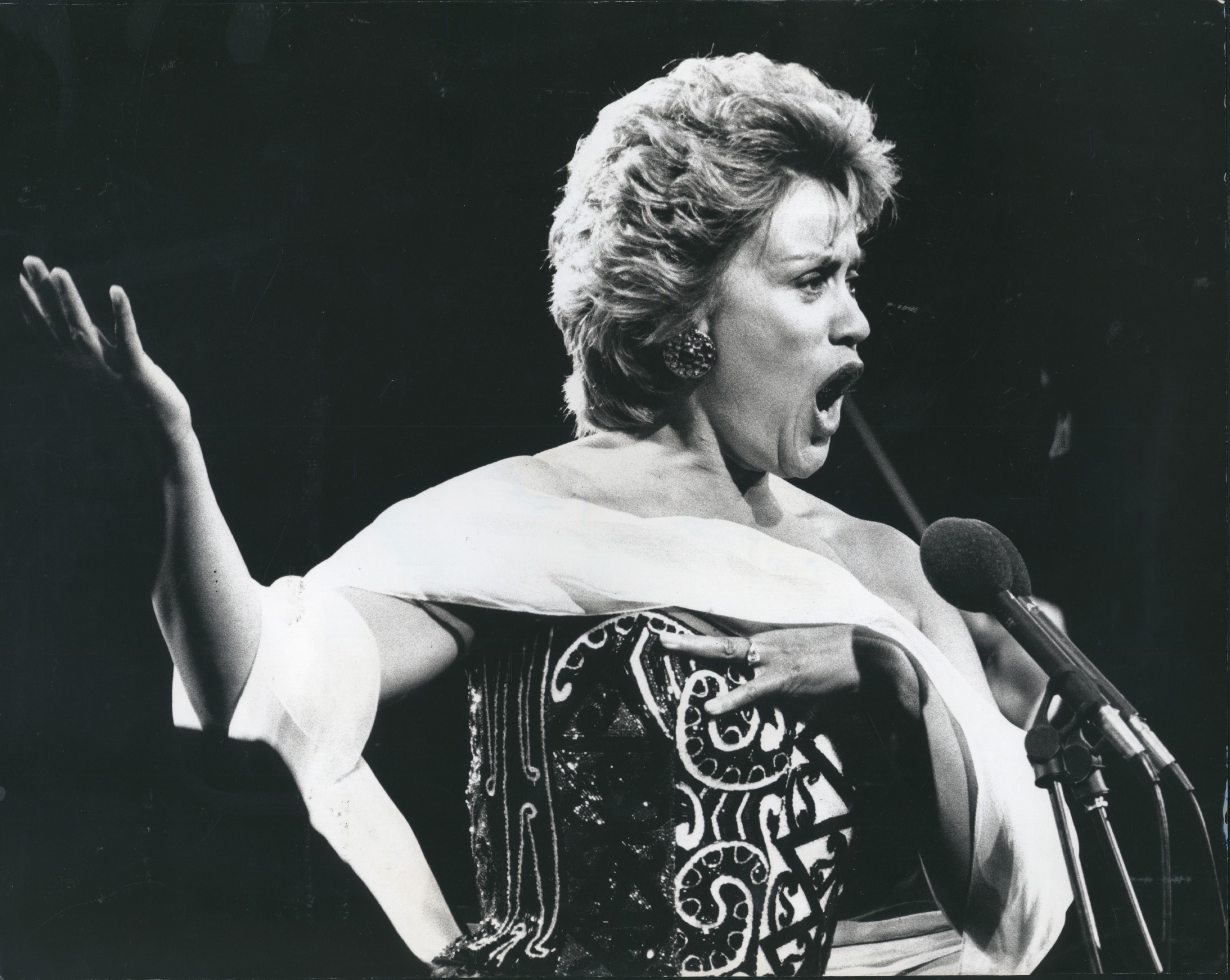 Dame Kiri Te Kanawa singing 
