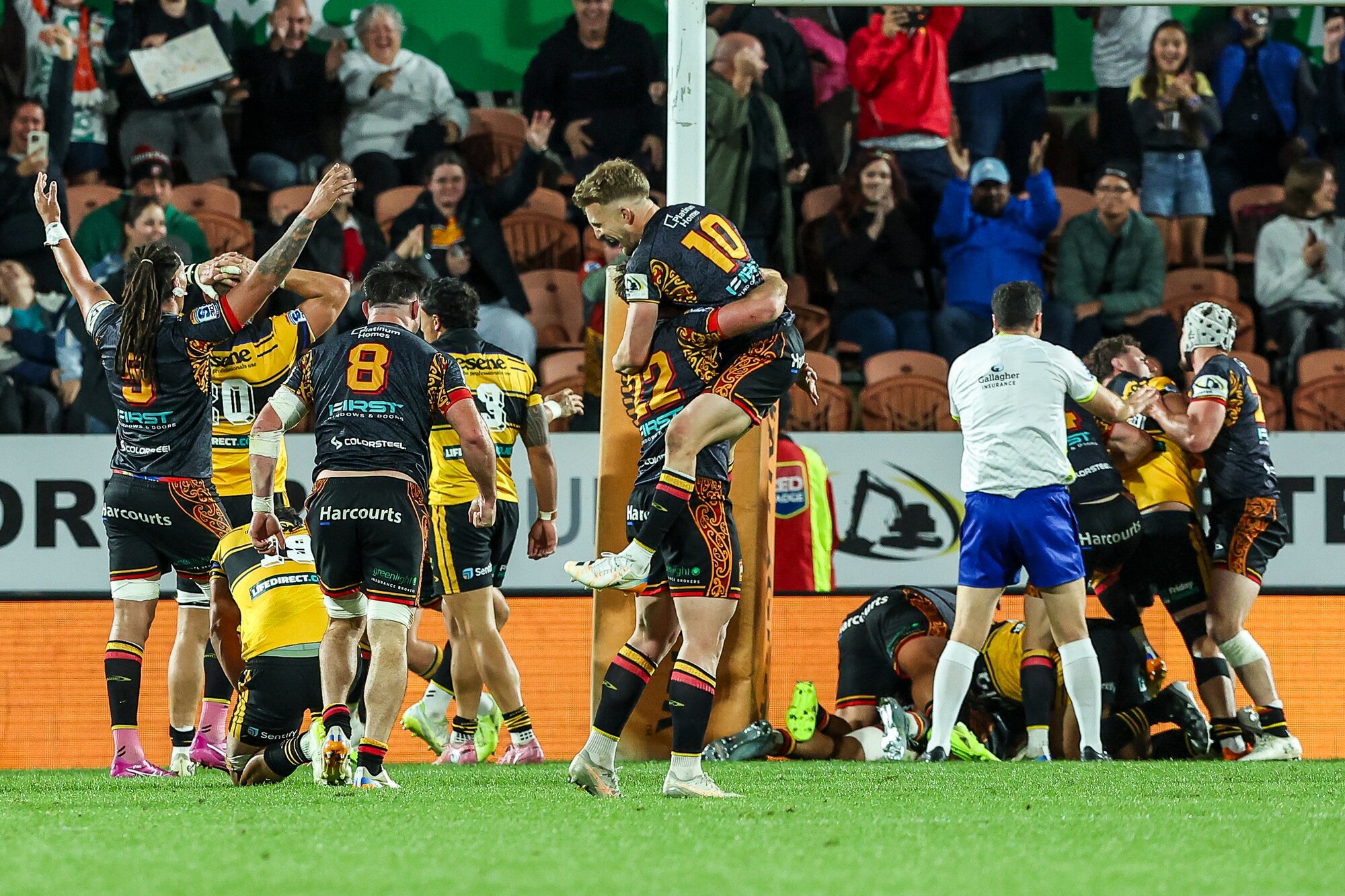 Chiefs celebrate winning the match during the Chiefs vs Hurricanes, Super Rugby Pacific match at FMG Stadium, Hamilton on Saturday. Photo / DJ Mills, Photosport 