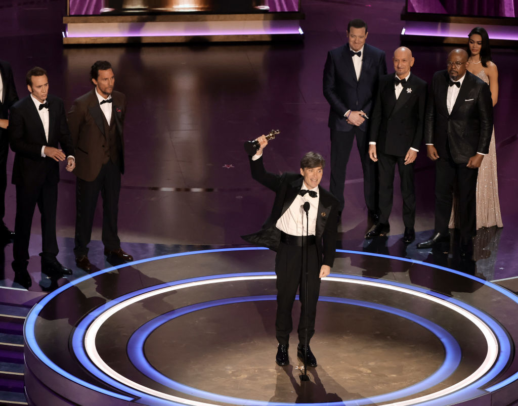 Cillian Murphy accepts the Lead Actor award for