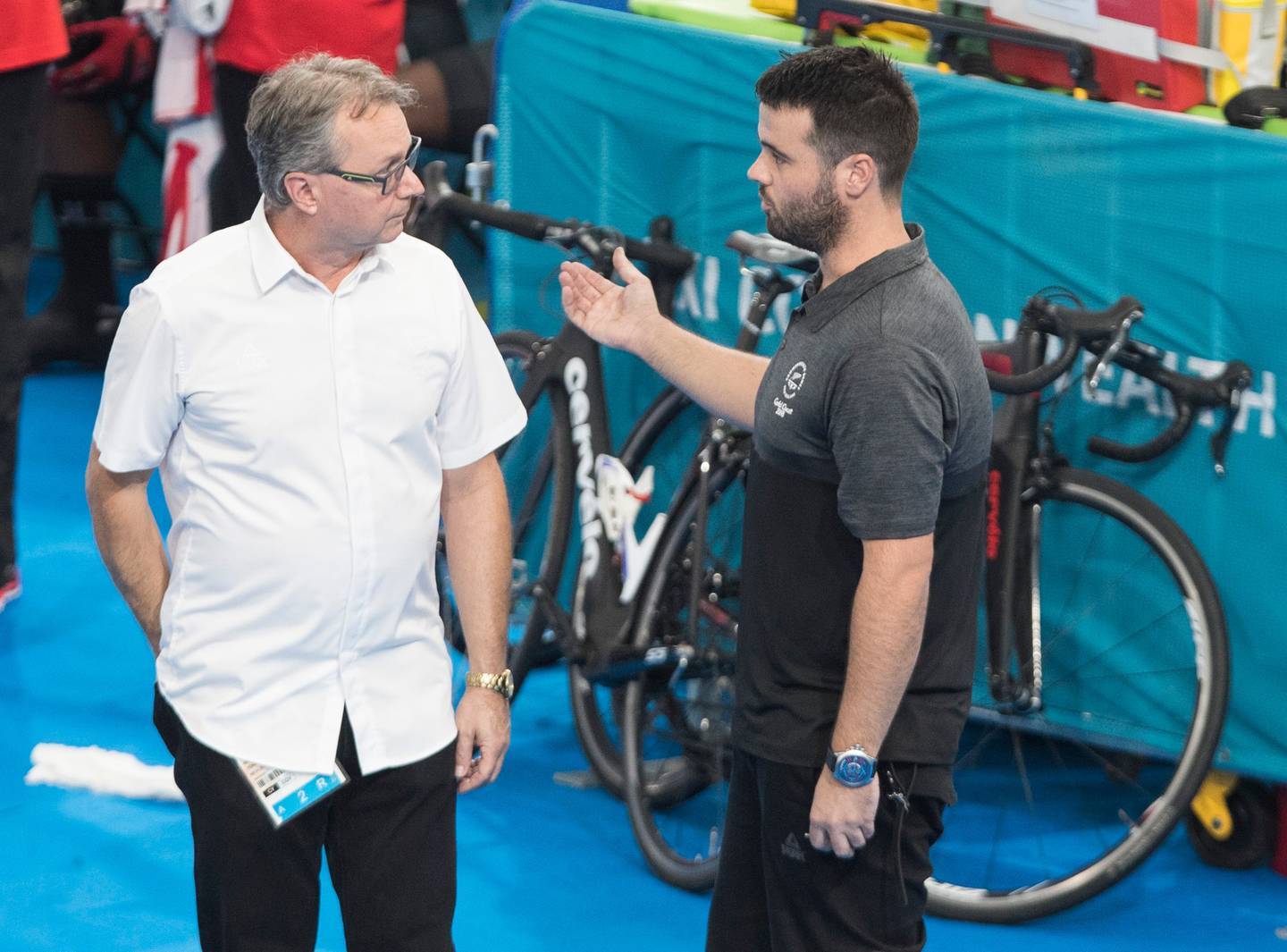 New Zealand Cycling high performance director Martin Barras, left, talks with cycling support staff at the Anna Meares Velodrome in 2018. Photo / Greg Bowker