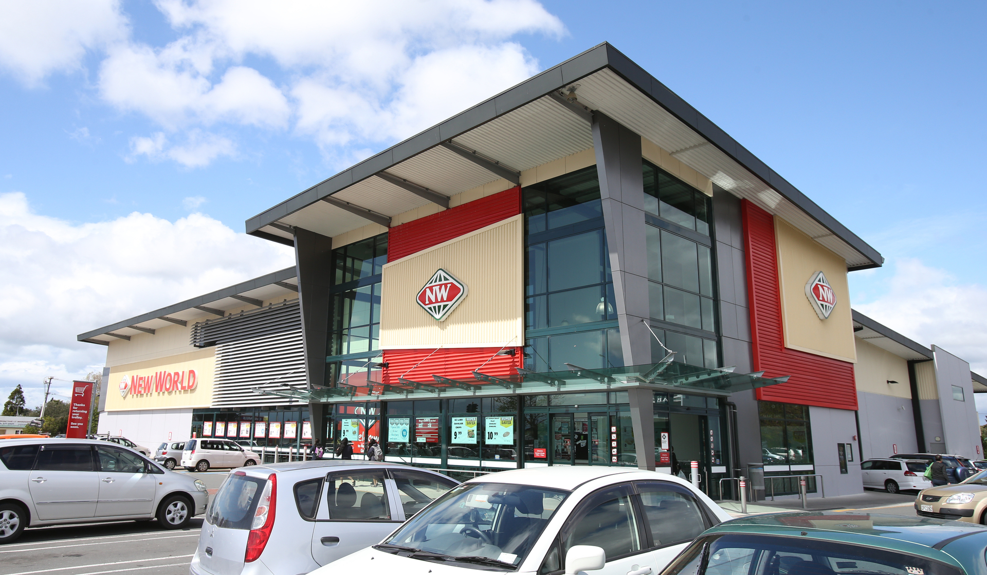 North and South Island New World supermarkets would come under a single nationwide Foodstuffs entity if the proposal goes ahead. Photo / John Borren