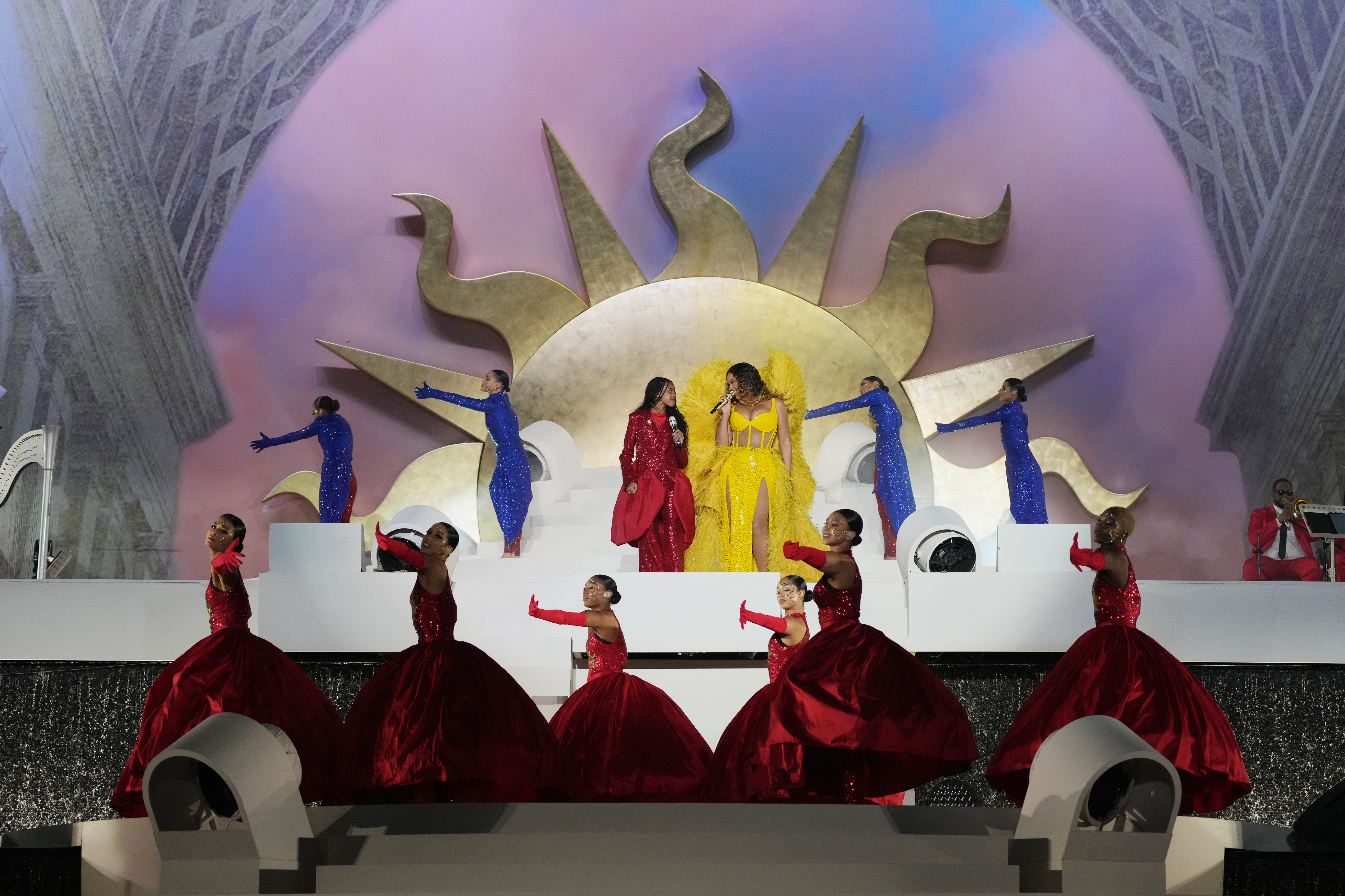 Beyoncé and daughter Blue Ivy Carter perform on stage headlining the Grand Reveal of Atlantis The Royal. Photo / Getty Images