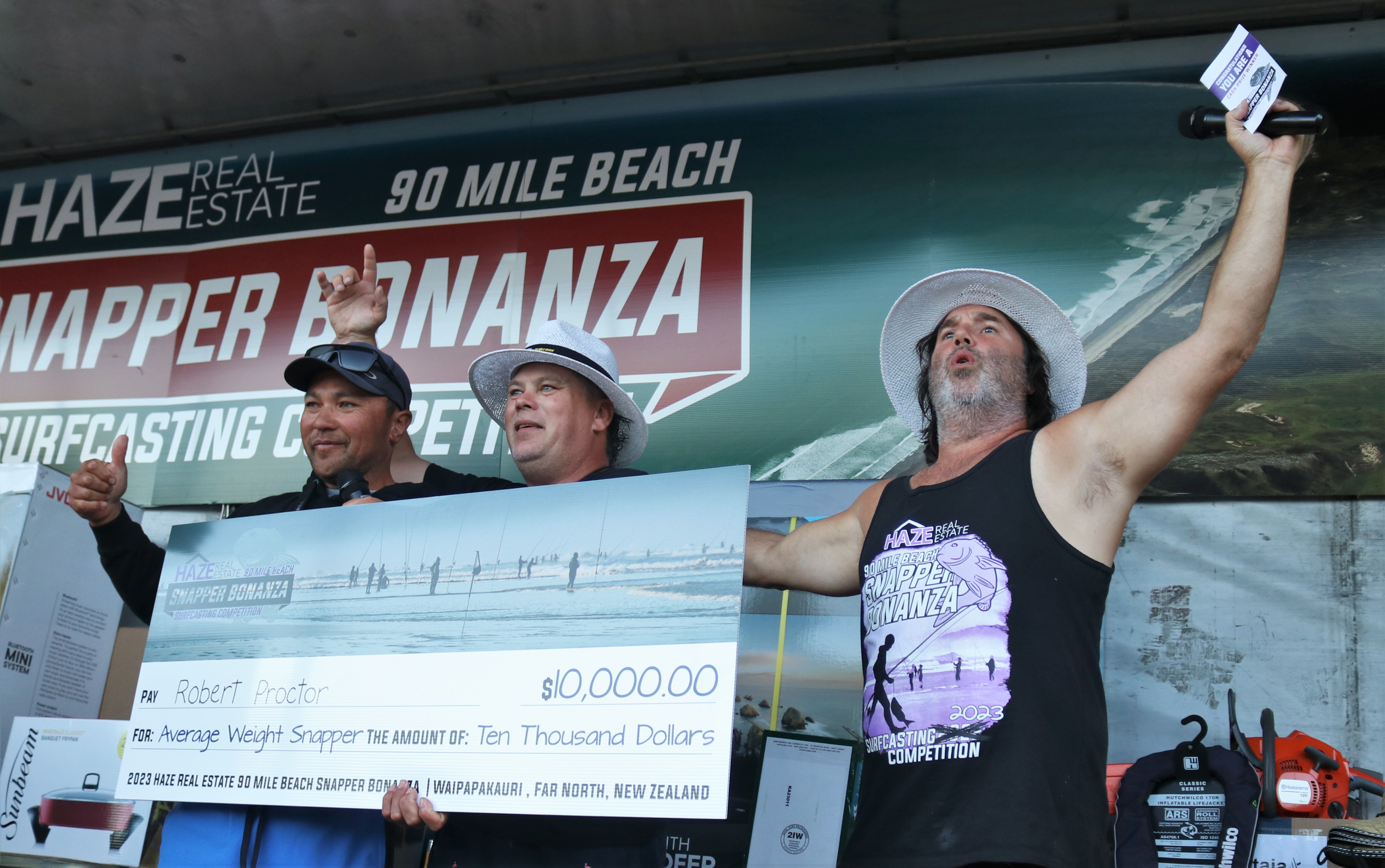 Average weight winner Robert Proctor, of Herekino, with MC James Tattersall and organiser John Stewart. Photo / Peter de Graaf