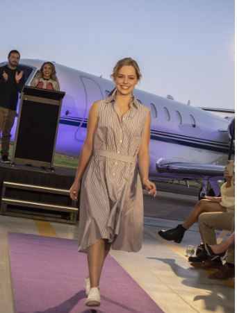 A model showing another variation of the Bonza uniform.