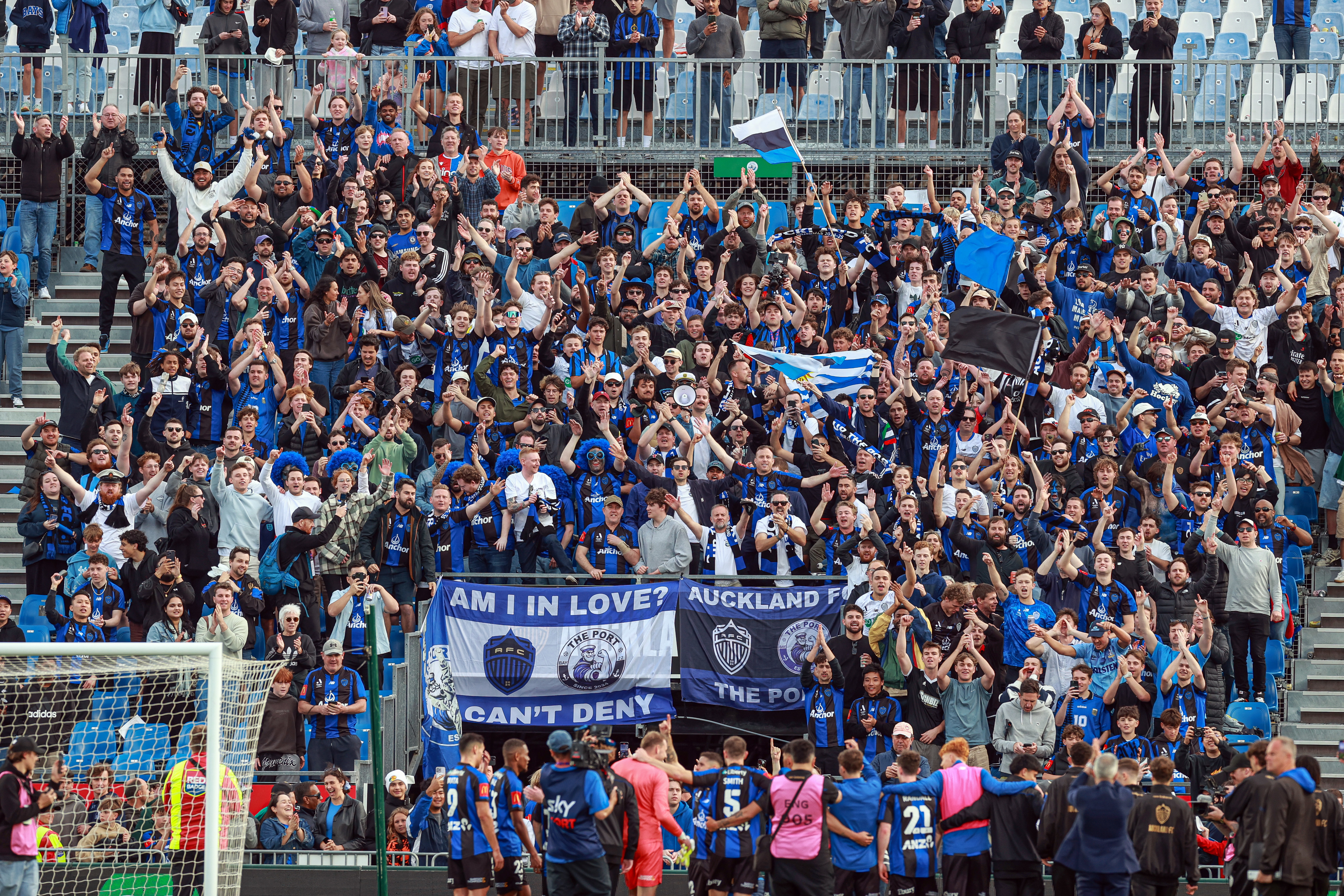 Players thank the fans. A-League - Auckland FC v Brisbane Roar FC at Go Media Stadium, Mt Smart, Auckland, Saturday 19 October 2024. Copyright Photo: Shane Wenzlick / photosport.nz
