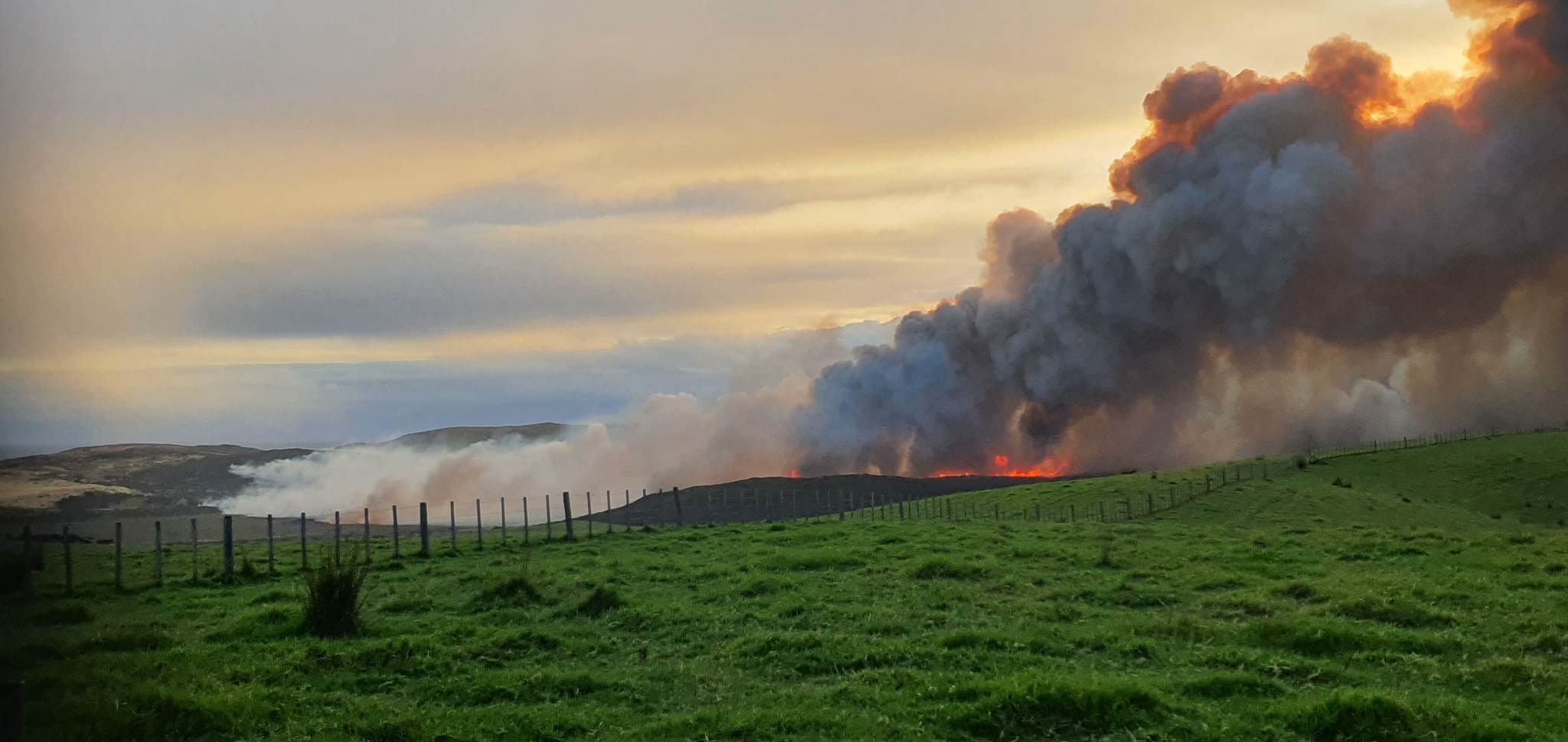 The fire advances towards SH1 from Te Werahi Beach on Tuesday night, just south of Te Rerenga Wairua/Cape Rēinga. Photo / Ngāti Kuri