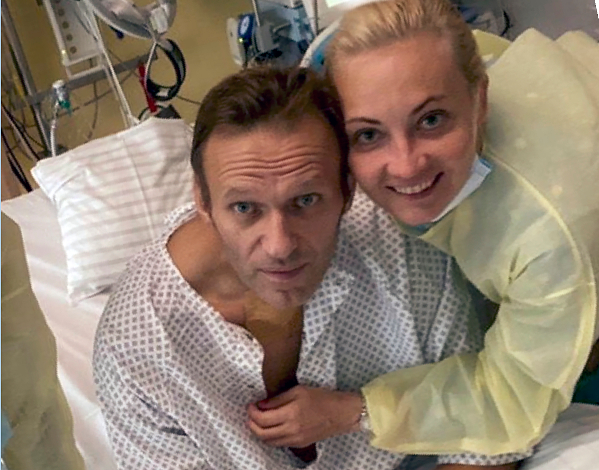 Russian opposition leader Alexei Navalny and his wife Yulia, posing for a photo in a hospital in Berlin, Germany. AP Photo / Instagram