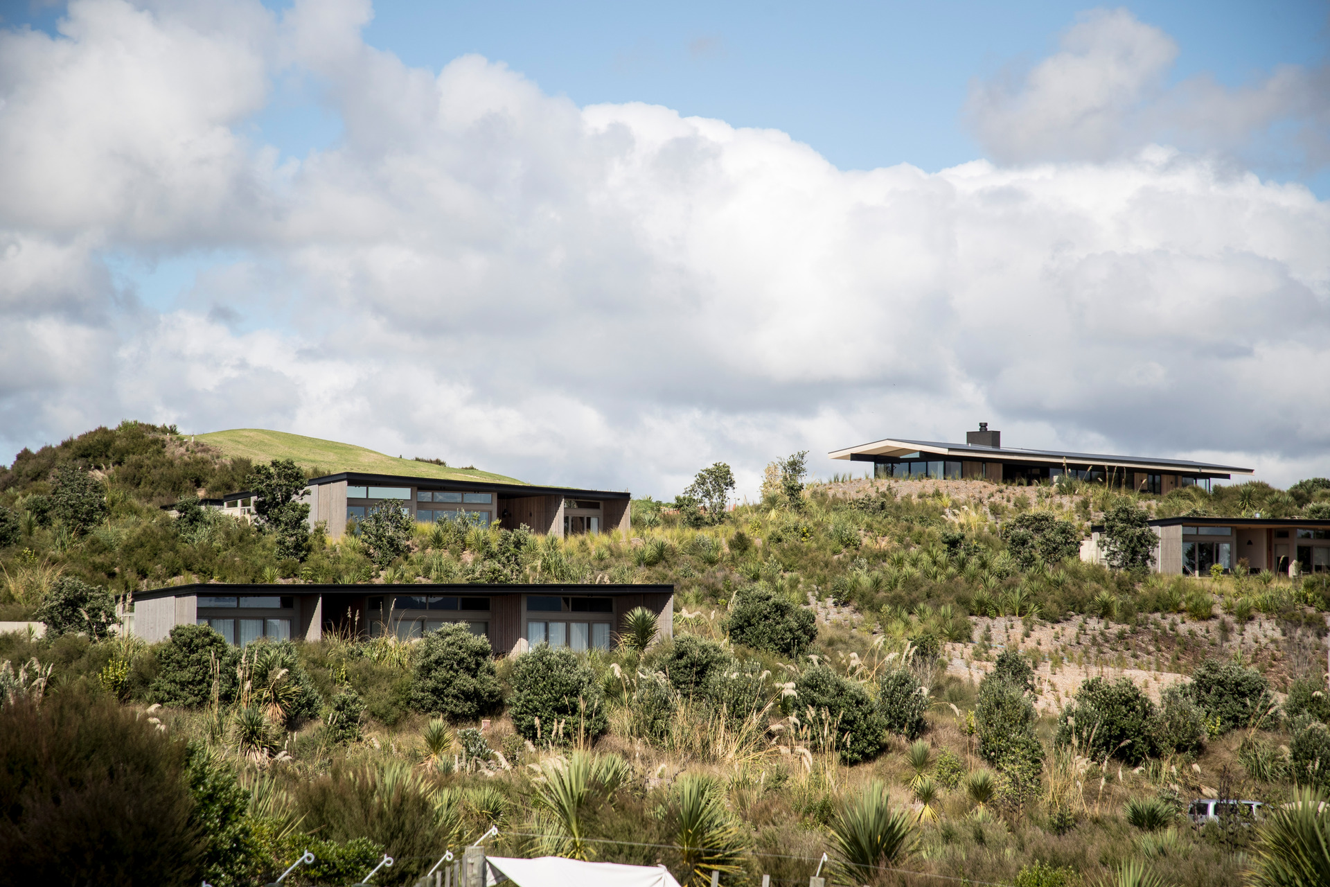 Members' homes above the course overlook the beach. Photo/Michael Craig
