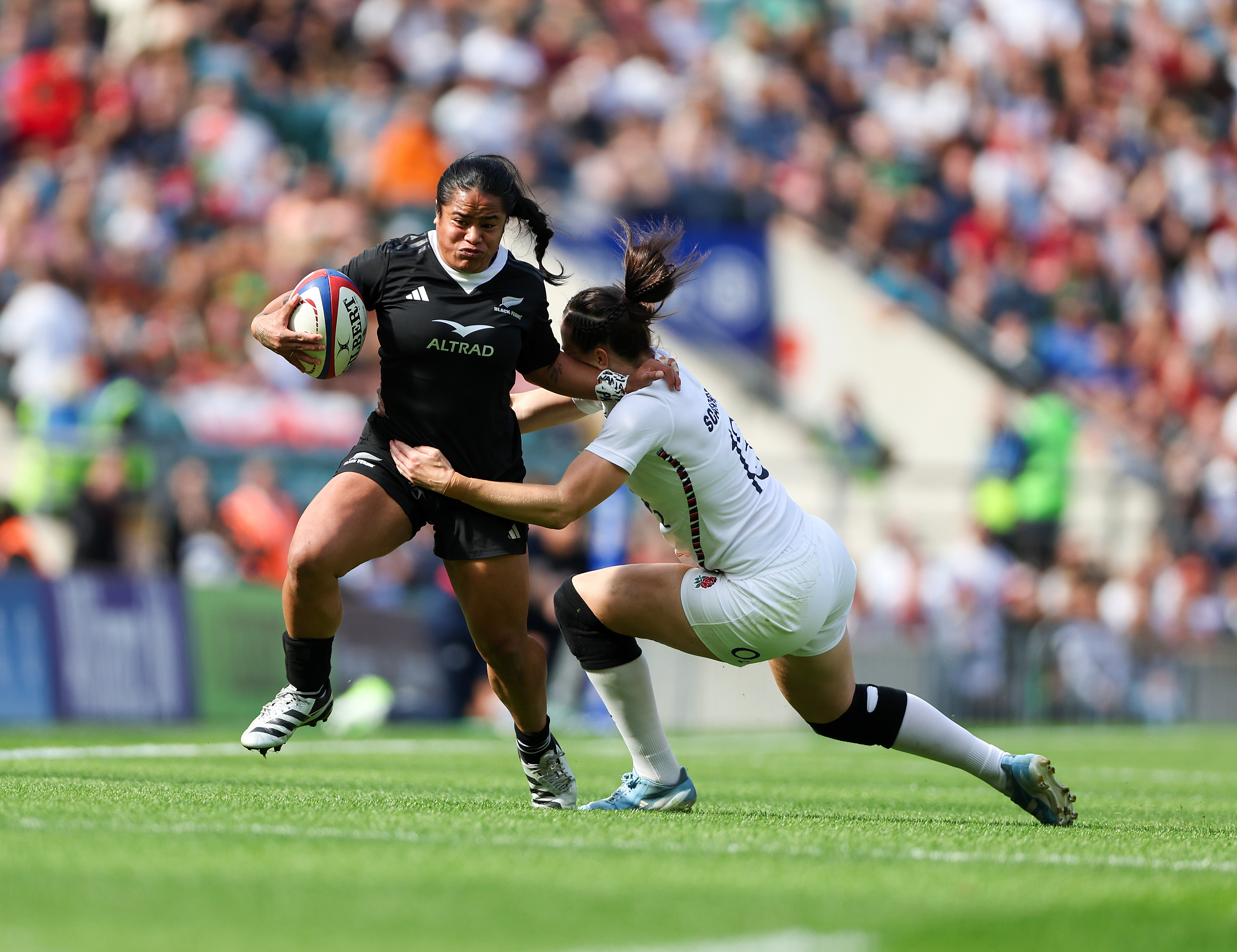 Ayesha Leti-I'iga takes on the English defence at Twickenham, in a commendable Black Ferns effort. Photo / Photosport