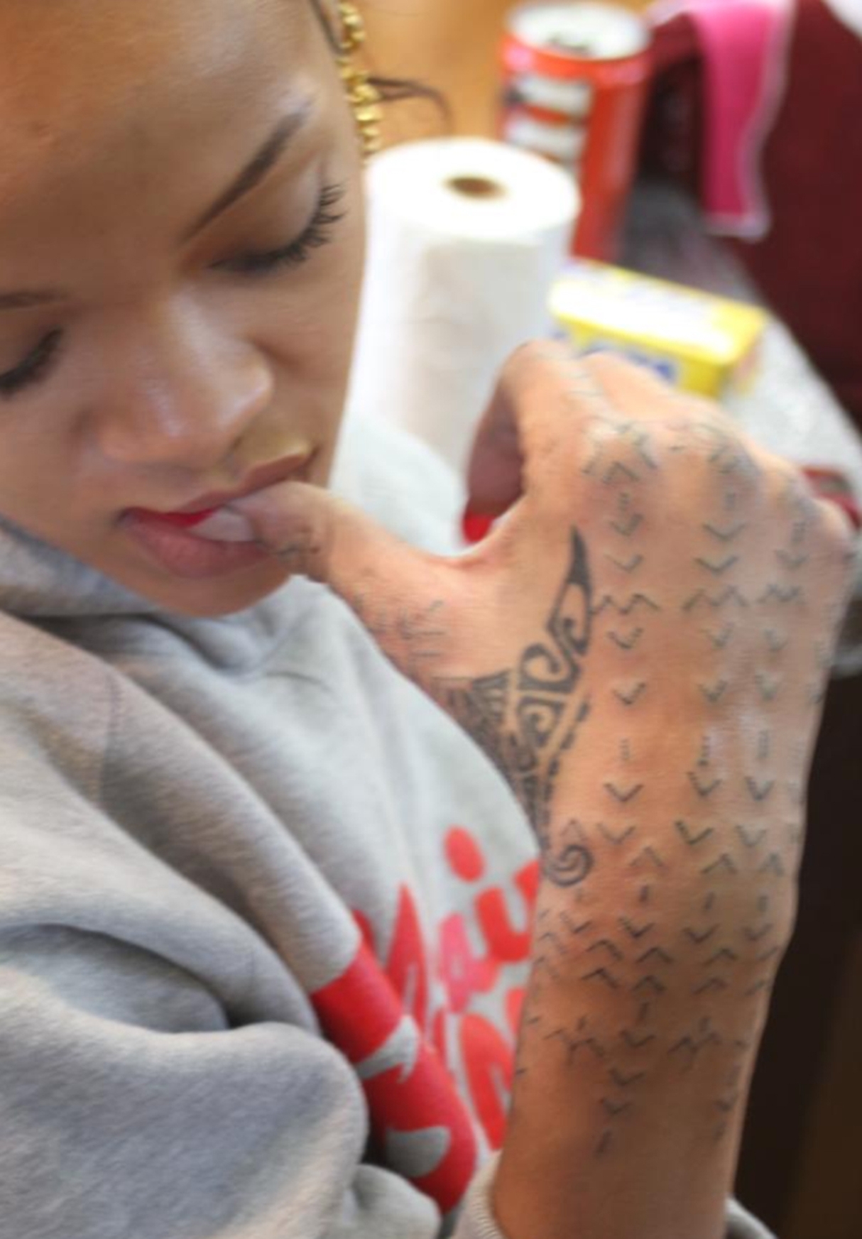 Rihanna Henna Design Back of Hand, Finger Tattoo | Steal Her Style