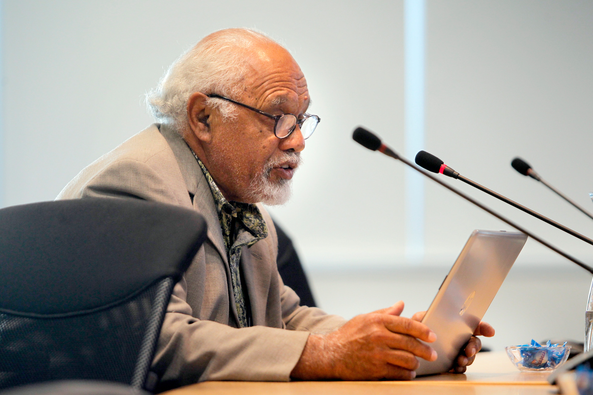 Buddy Mikaere speaks at today's meeting. Photo / George Novak
