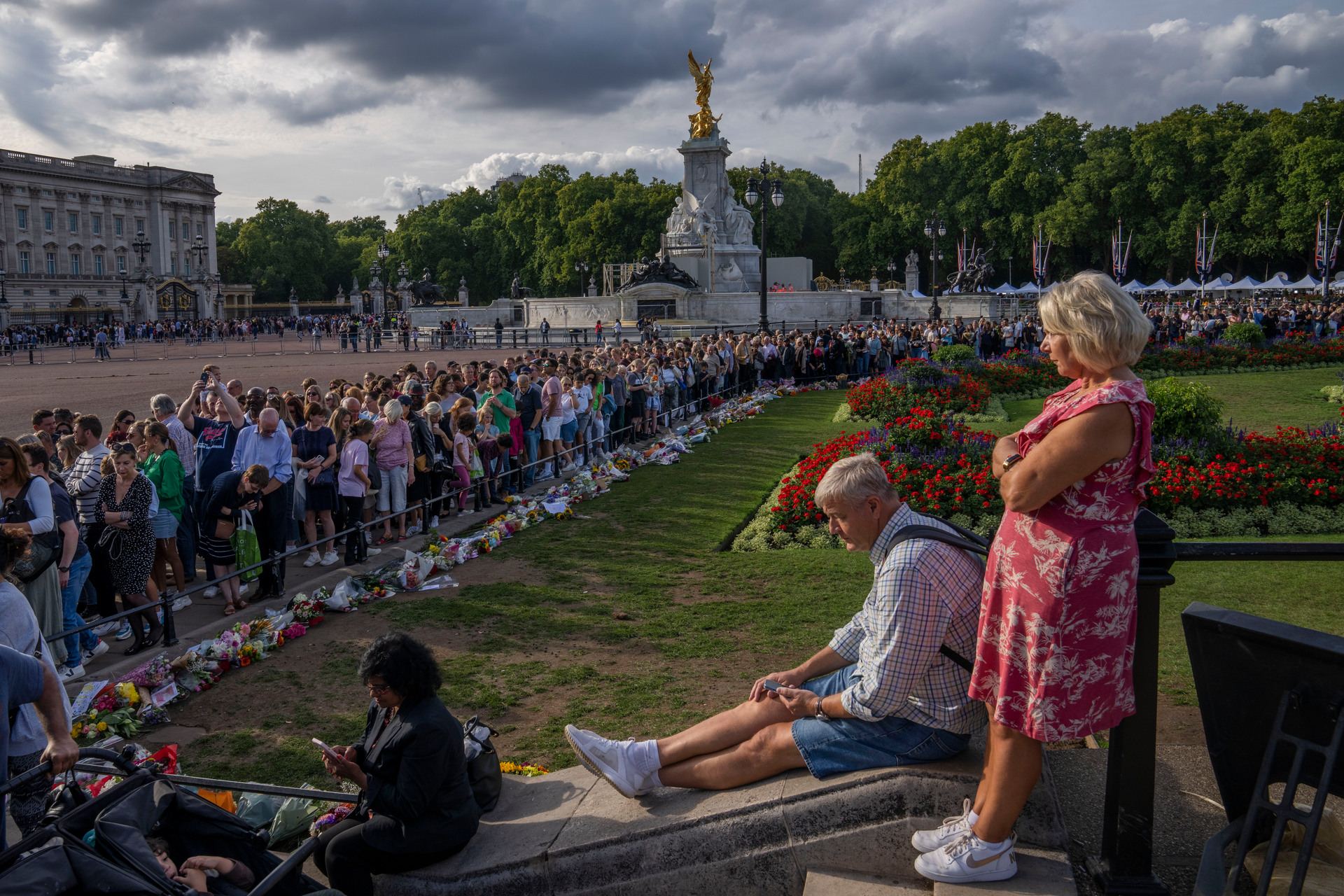 People stand in line after laying flowers for Queen Elizabeth II in front of Buckingham Palace. Photo / Nariman El-Mofty, AP
