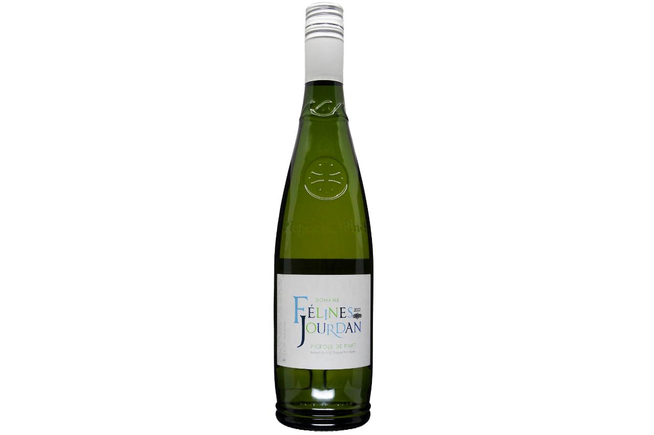 Domaine Felines Jourdan Picpoul de Pinet 2022 is a zesty white wine with notes of crunchy pear, salty preserved lemon and hints of blossom.