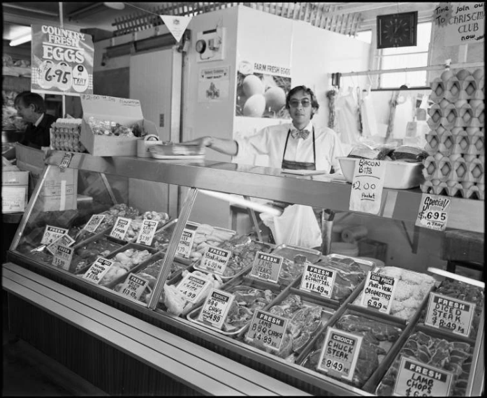 Avon Rzoska inside Avon’s Butchery at 246 Apirana Avenue in Glen Innes, 1989. Photo / Auckland Libraries Heritage Collections 