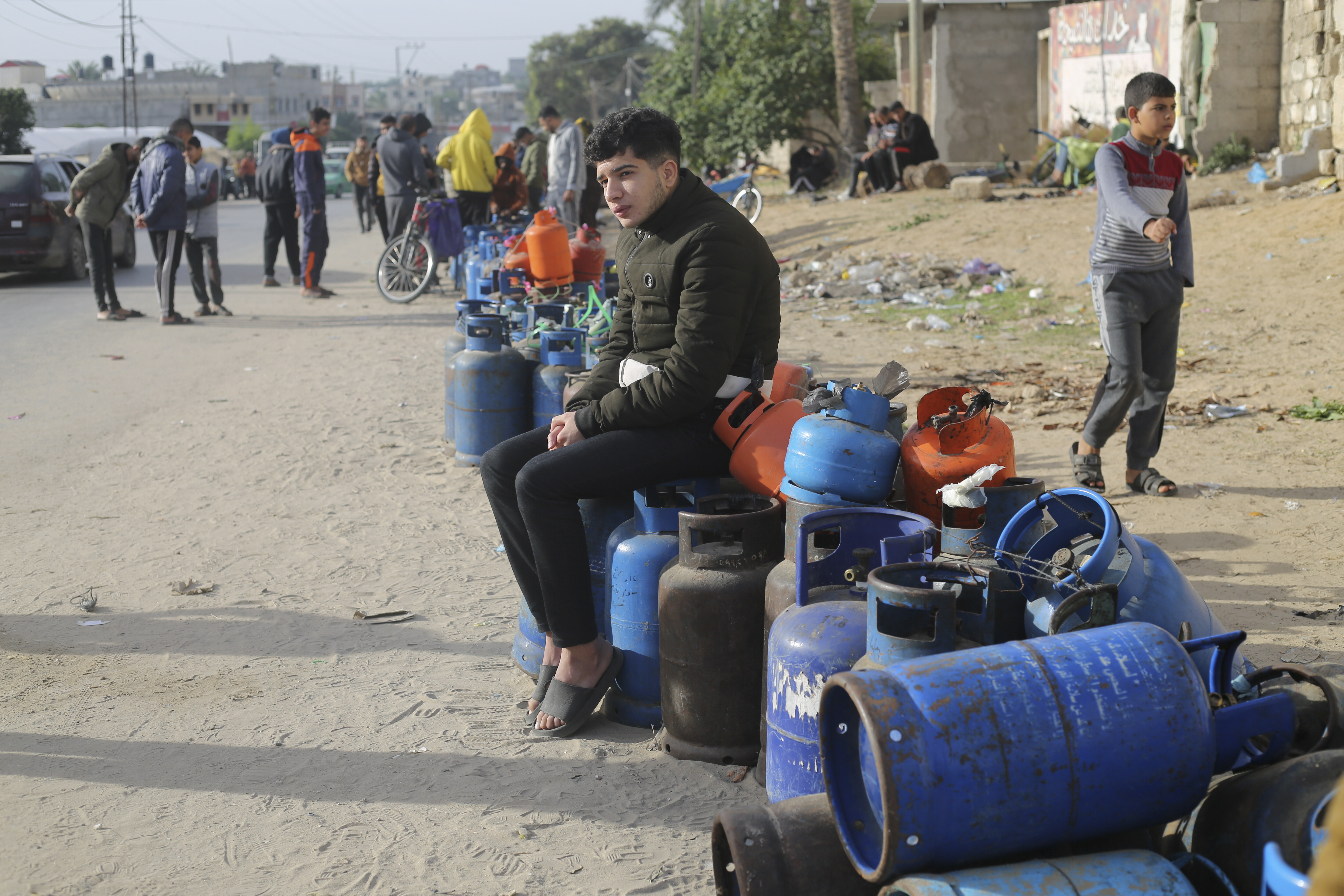 Palestinians line up for cooking gas during the second day of the temporary ceasefire between Hamas and Israel in Rafah, Gaza Strip. Photo / AP