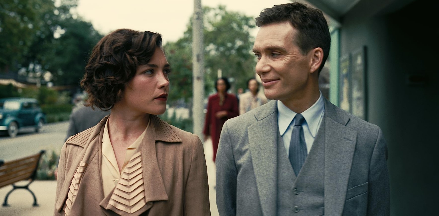 Florence Pugh as Jean Tatlock and Cillian Murphy as J. Robert Oppenheimer.