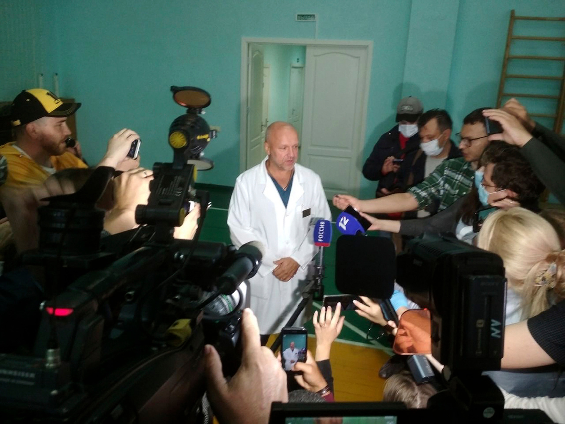 Anatoliy Kalinichenko, deputy chief doctor of the Omsk hospital of intensive care where Alexei Navalny is hospitalized speaks to the media in Omsk, Russia. Photo / AP