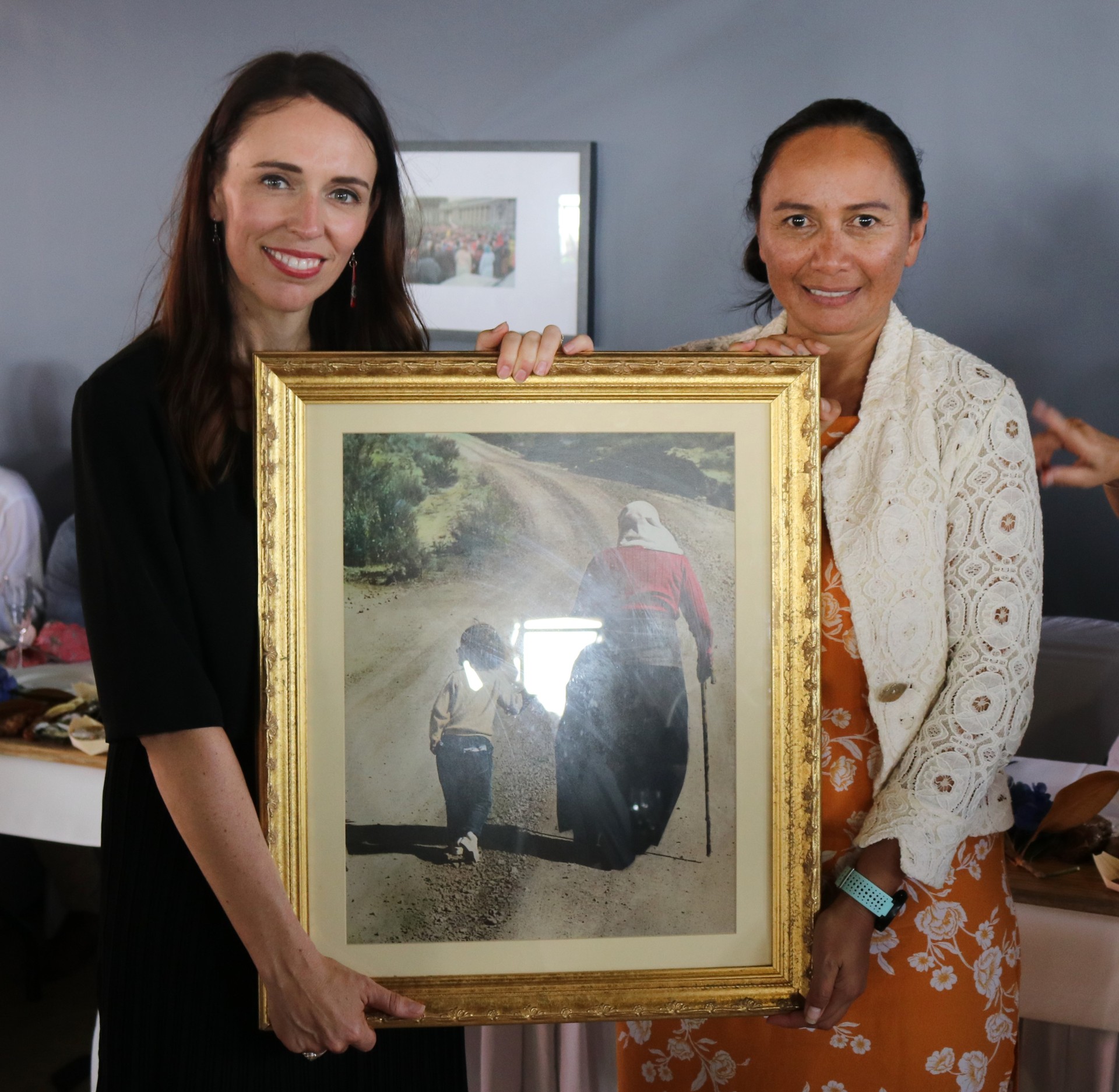 Dame Whina's granddaughter Irenee Cooper gifts Prime Minister Jacinda Ardern the family's print of the iconic photo that inspired Panguru's new statue. Photo / Peter de Graaf