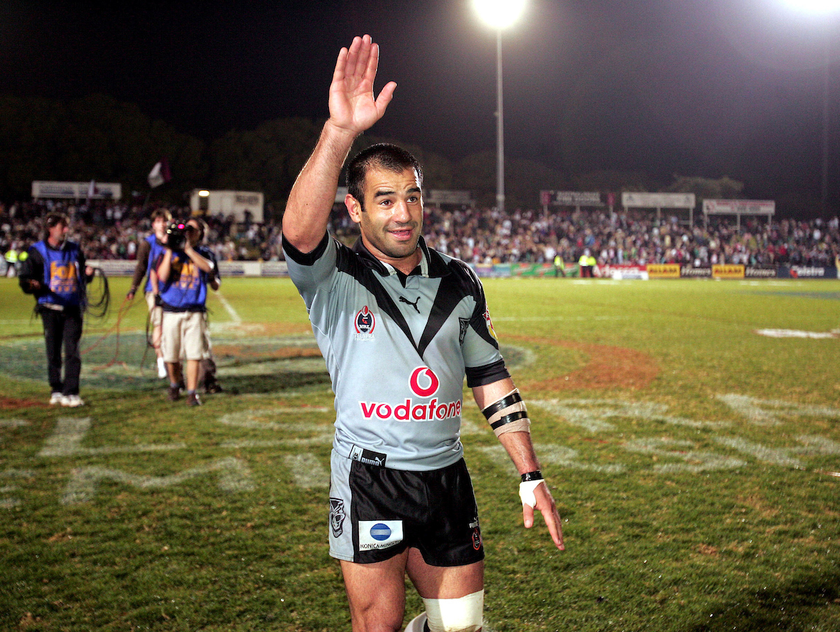 Stacey Jones walks off for his final game for the Warriors in the 2005 season before leaving for France. Photo / Photosport