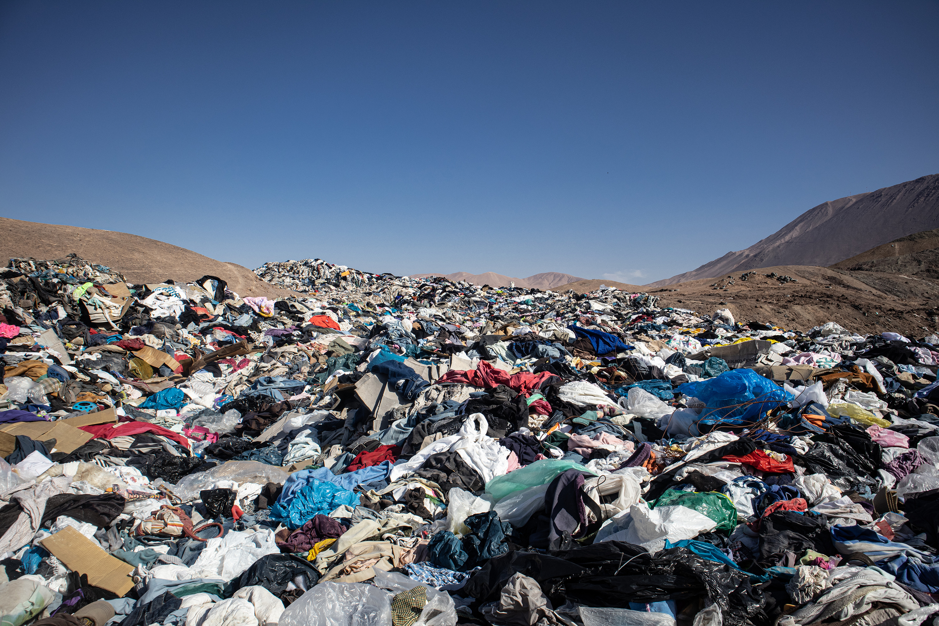 Chile, Alto Hospicio: Used clothes sit in a landfill in the desert. In the nearby free trade zone of Iquique, 29,178 tons of used clothing arrived in 2021 through October. About 50 importers sell the best pieces from them, while the others - an estimated 40 percent - sort them out. Photo / Getty Images