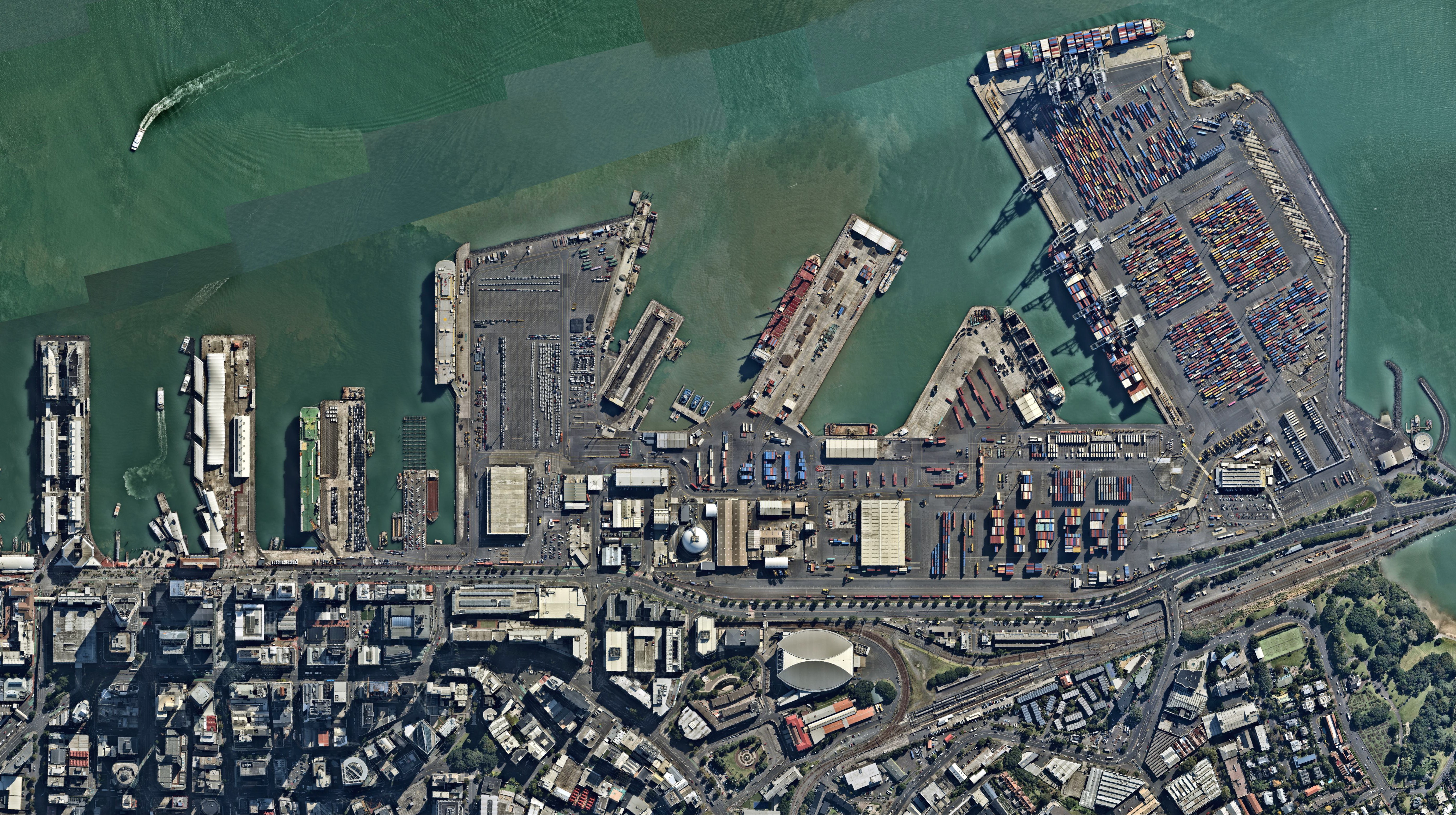 The Waitematā wharves of Port of Auckland with Bledisloe Wharf in the middle and Fergusson Wharf to the right.