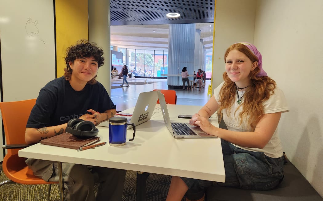 Victoria University students Arden Lou and Halle Richards. Photo / RNZ