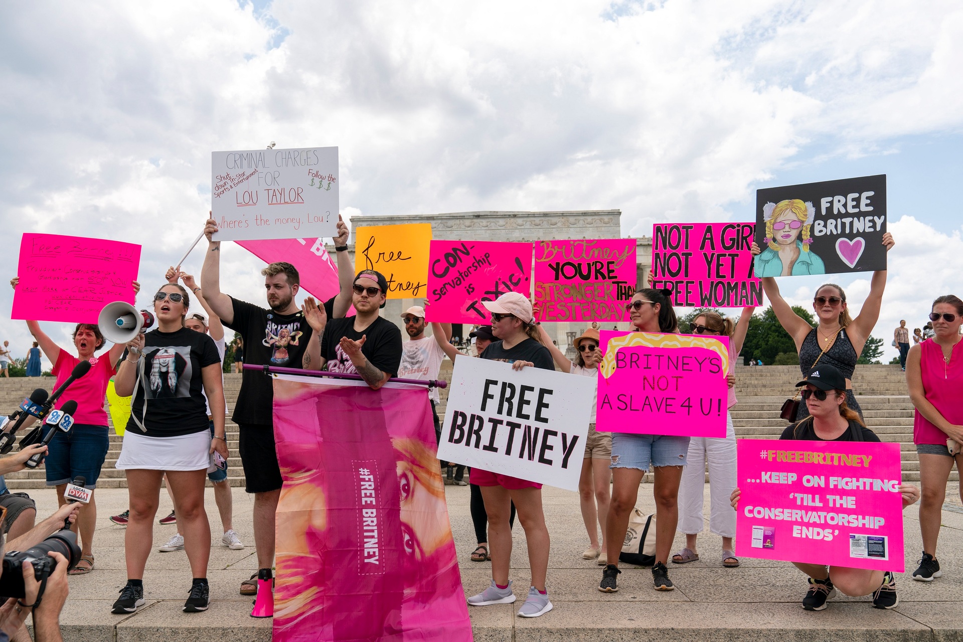 Fans and supporters of pop star Britney Spears protesting her conservatorship. Photo / AP