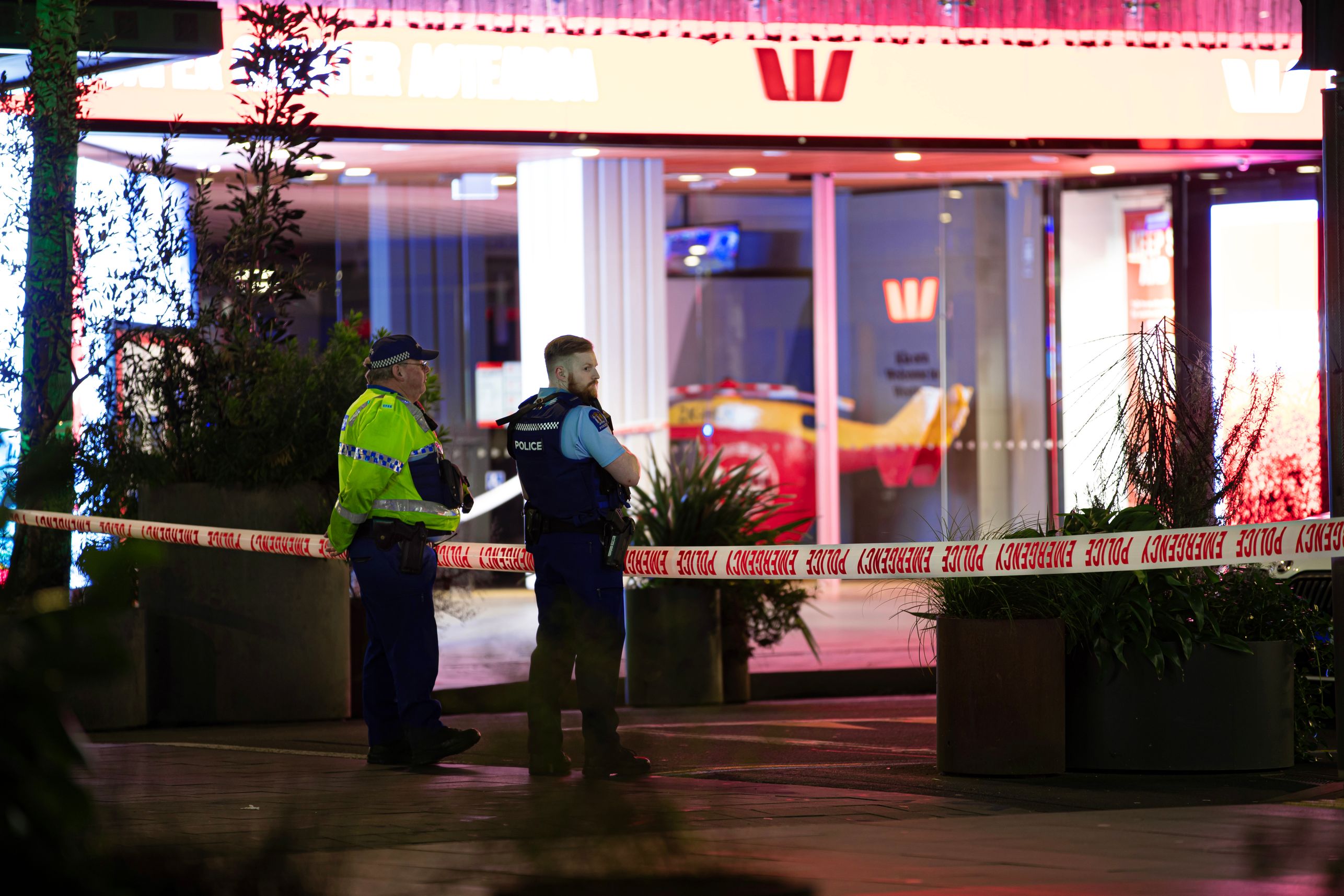Police on lower Queen St following an incident overnight. Photo / Hayden Woodward