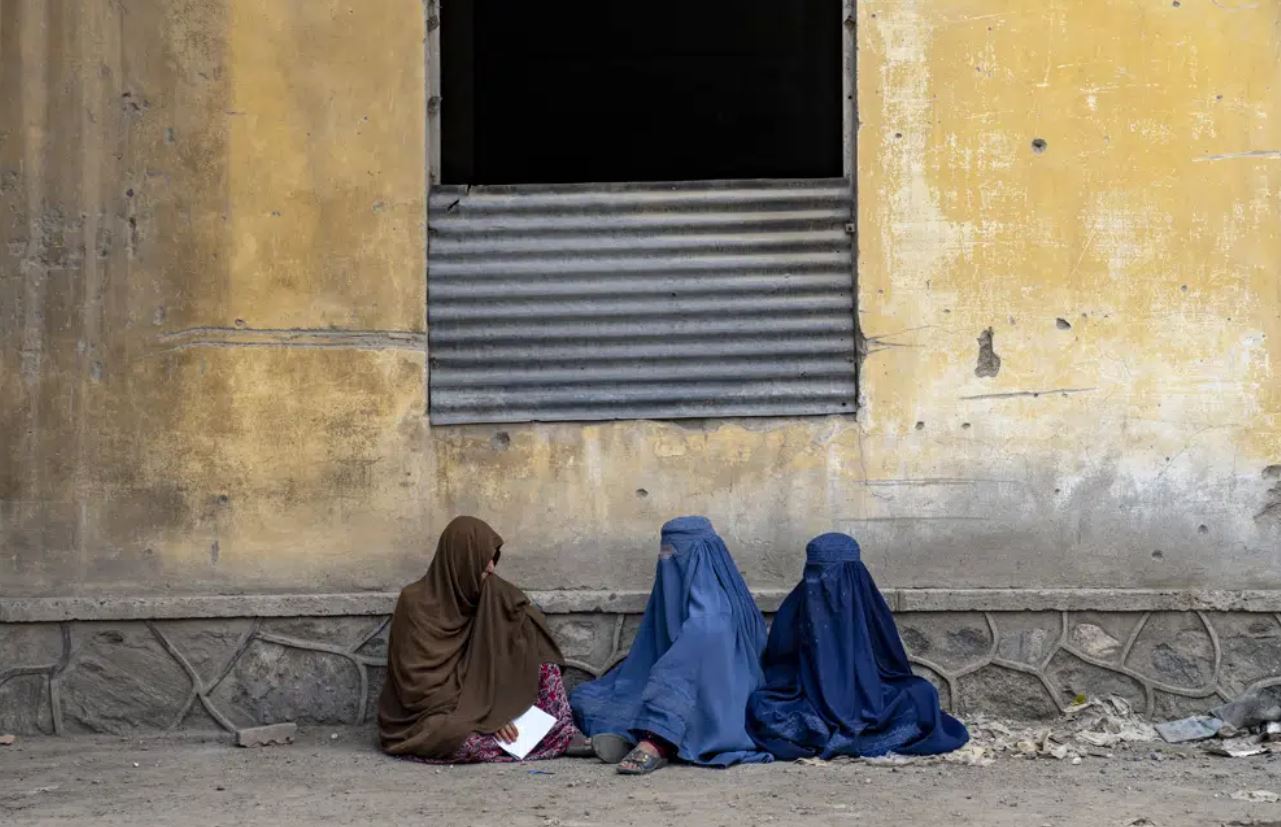 Afghan women wait to receive food rations distributed by a humanitarian aid group, in Kabul. Photo / AP