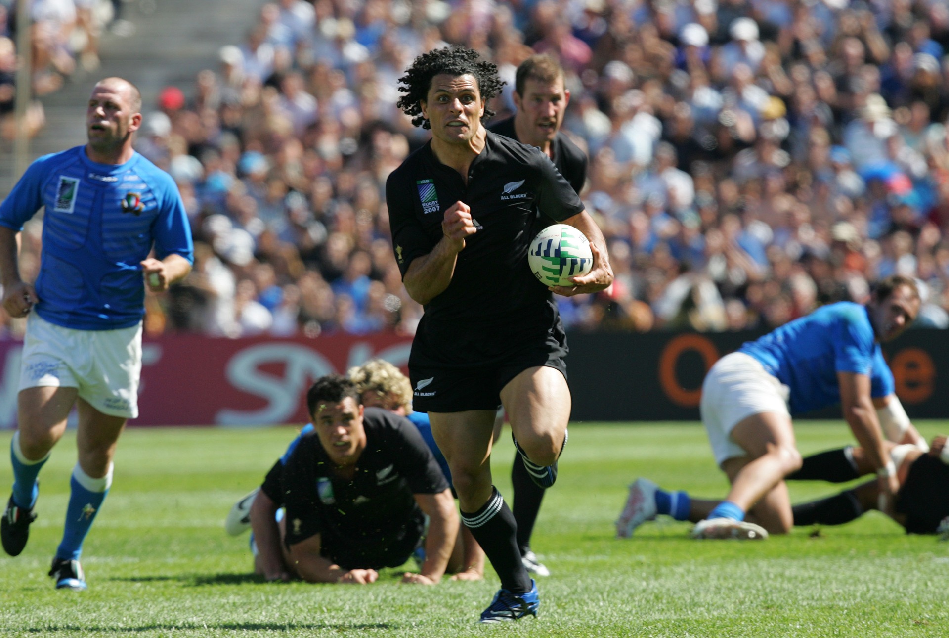 Doug Howlett on his way to score one of his three tries against Italy in the opening pool match of the 2007 Rugby World Cup in France. Photo / Brett Phibbs