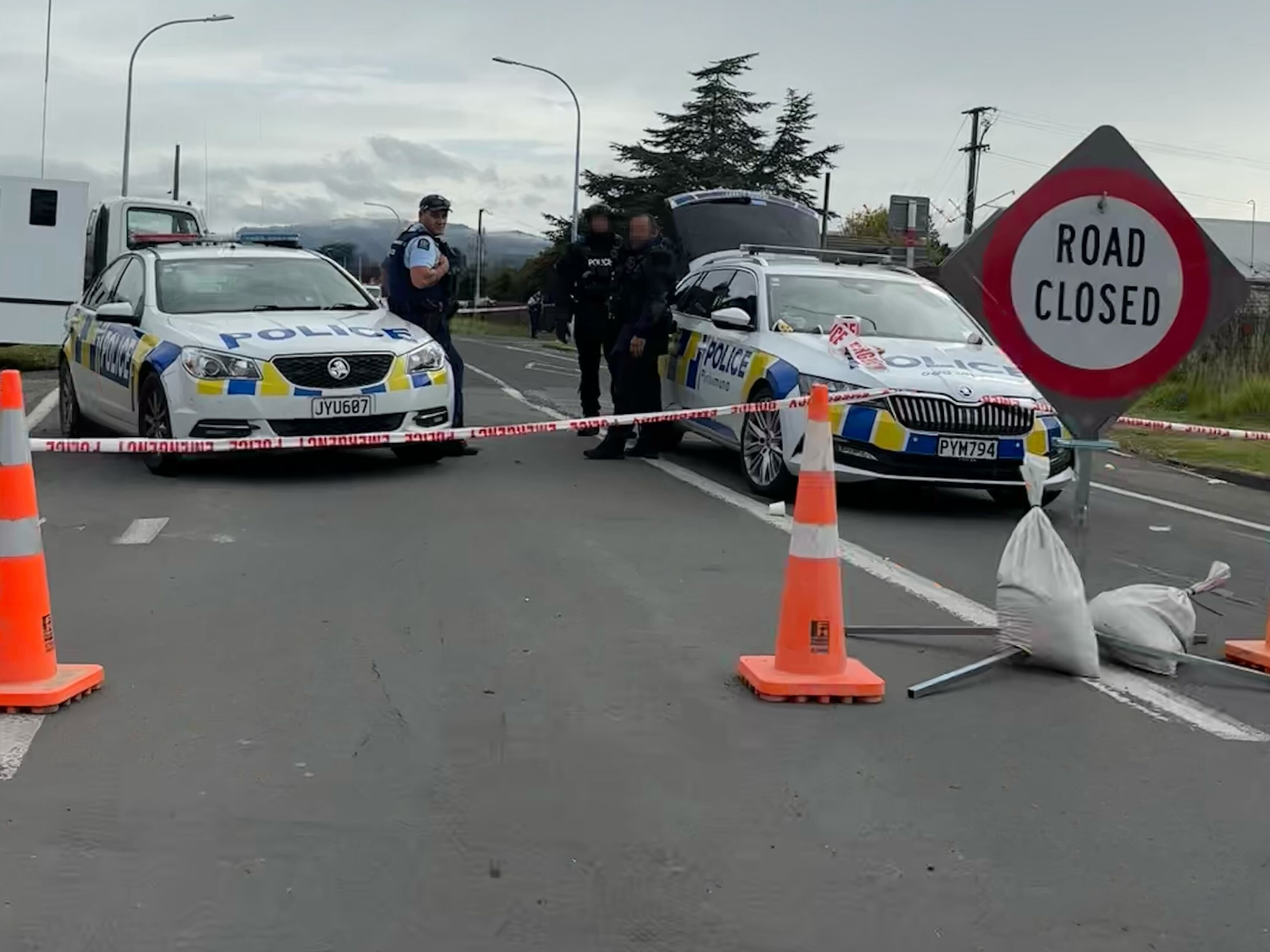 Police cordon at corner of Birrell St and Mānuka St, Gisborne. Photo / Scarlett Cvitanovich