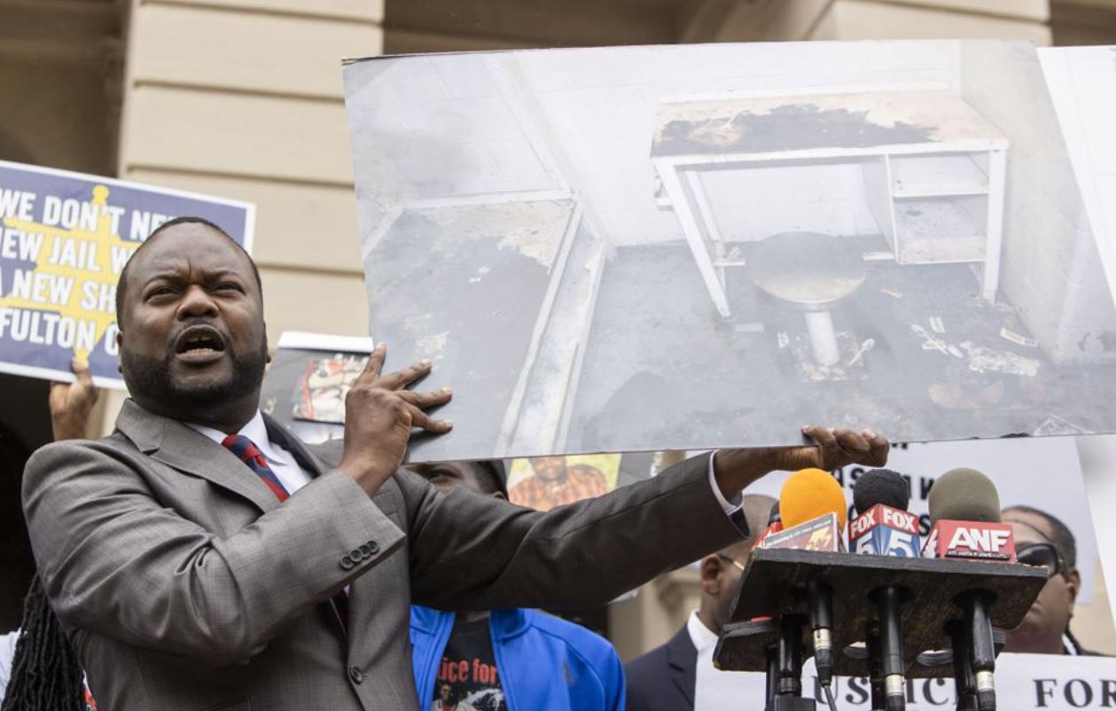 Michael Harper speaks at a press conference addressing the results of an independent autopsy determining the cause of death of Lashawn Thompson. Photo / AP