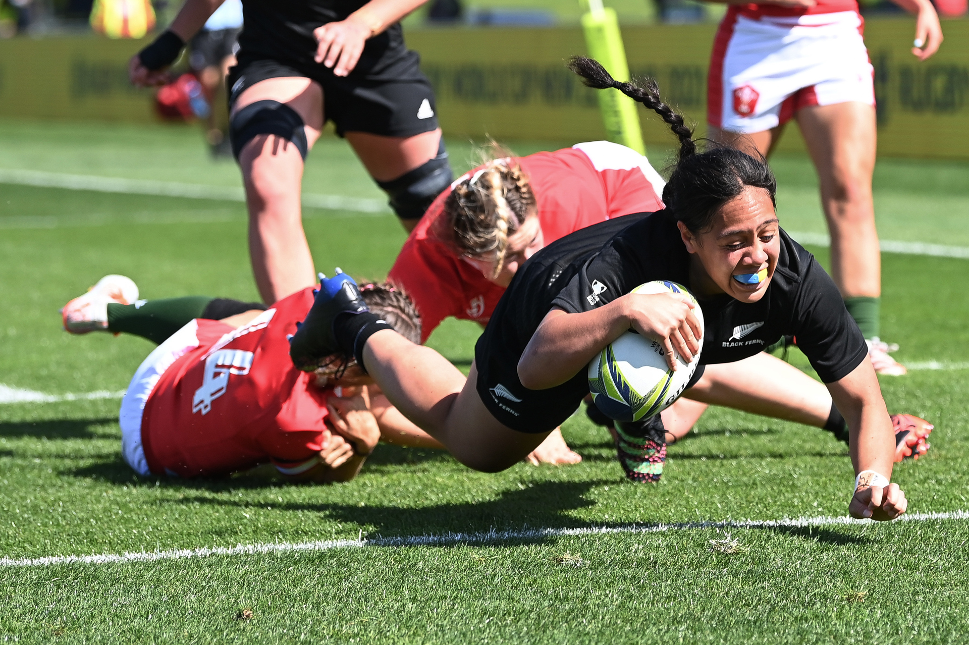 Sylvia Brunt of New Zealand scores a try against Wales. Photo / Photosport