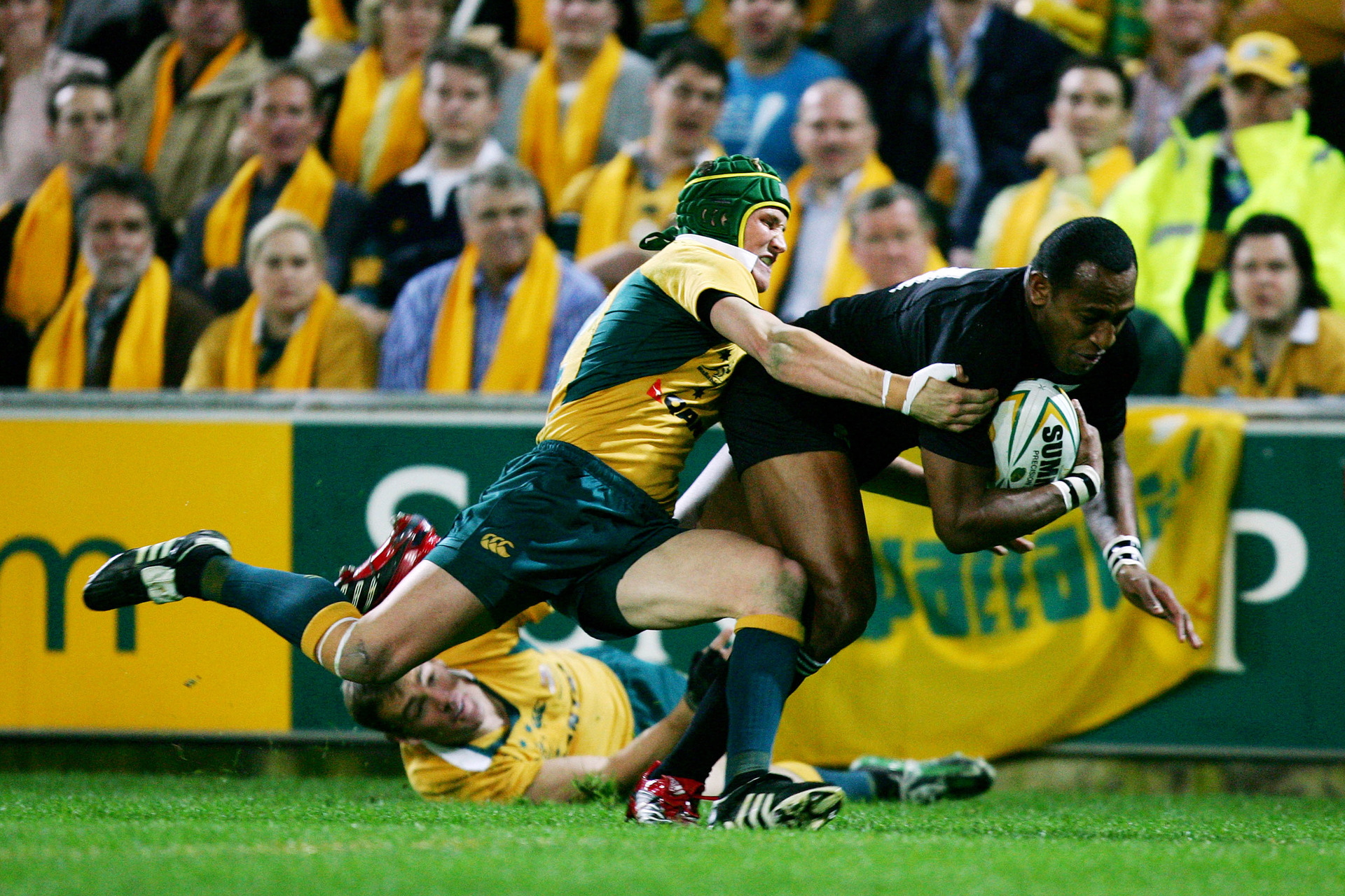 Wallaby Matt Giteau can't stop Joe Rokocoko from scoring in the corner in the second Bledisloe Cup test of 2006. Photo / NZPA