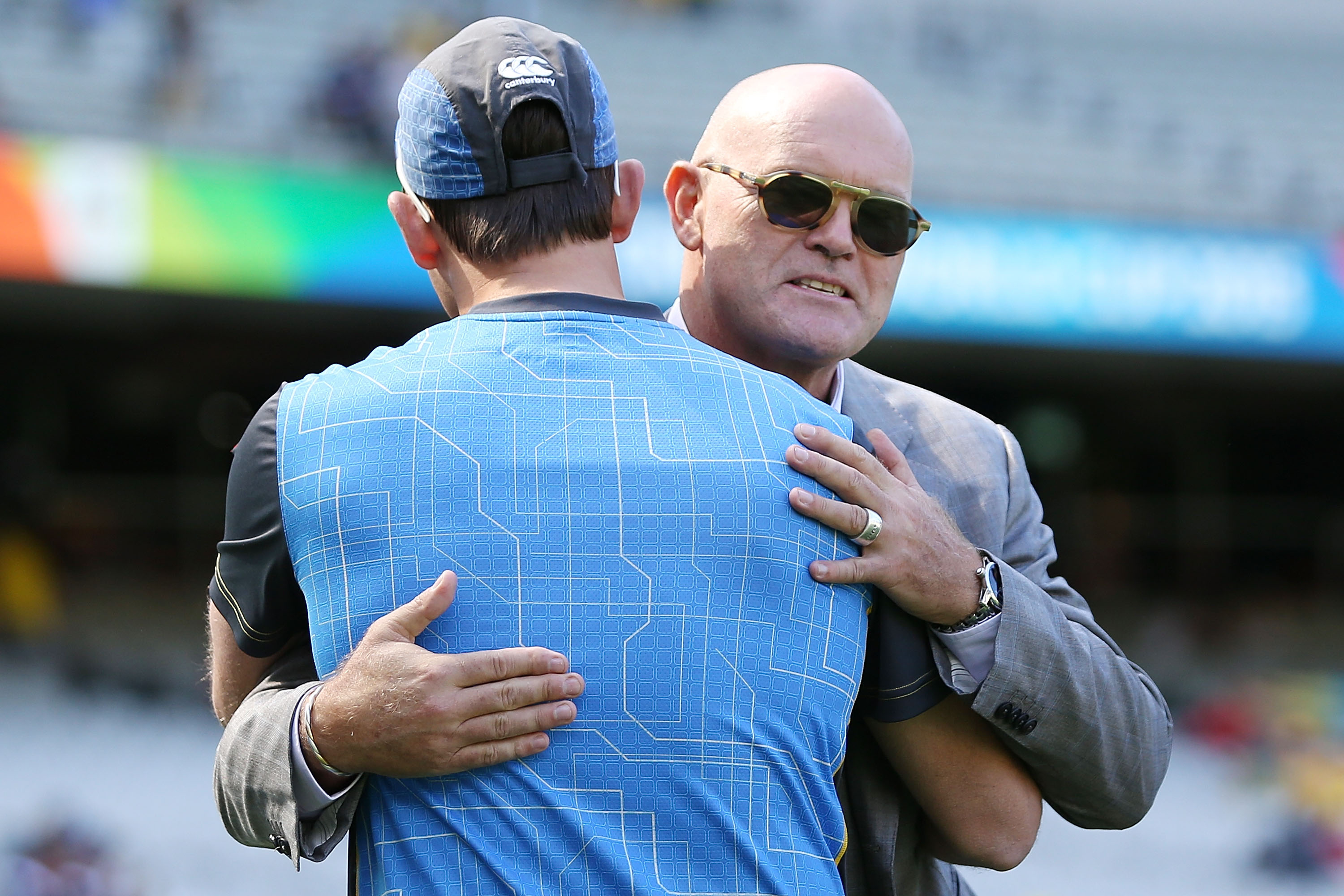 Martin Crowe hugs former New Zealand player Shane Bond at the MCG. Photo / Getty Images